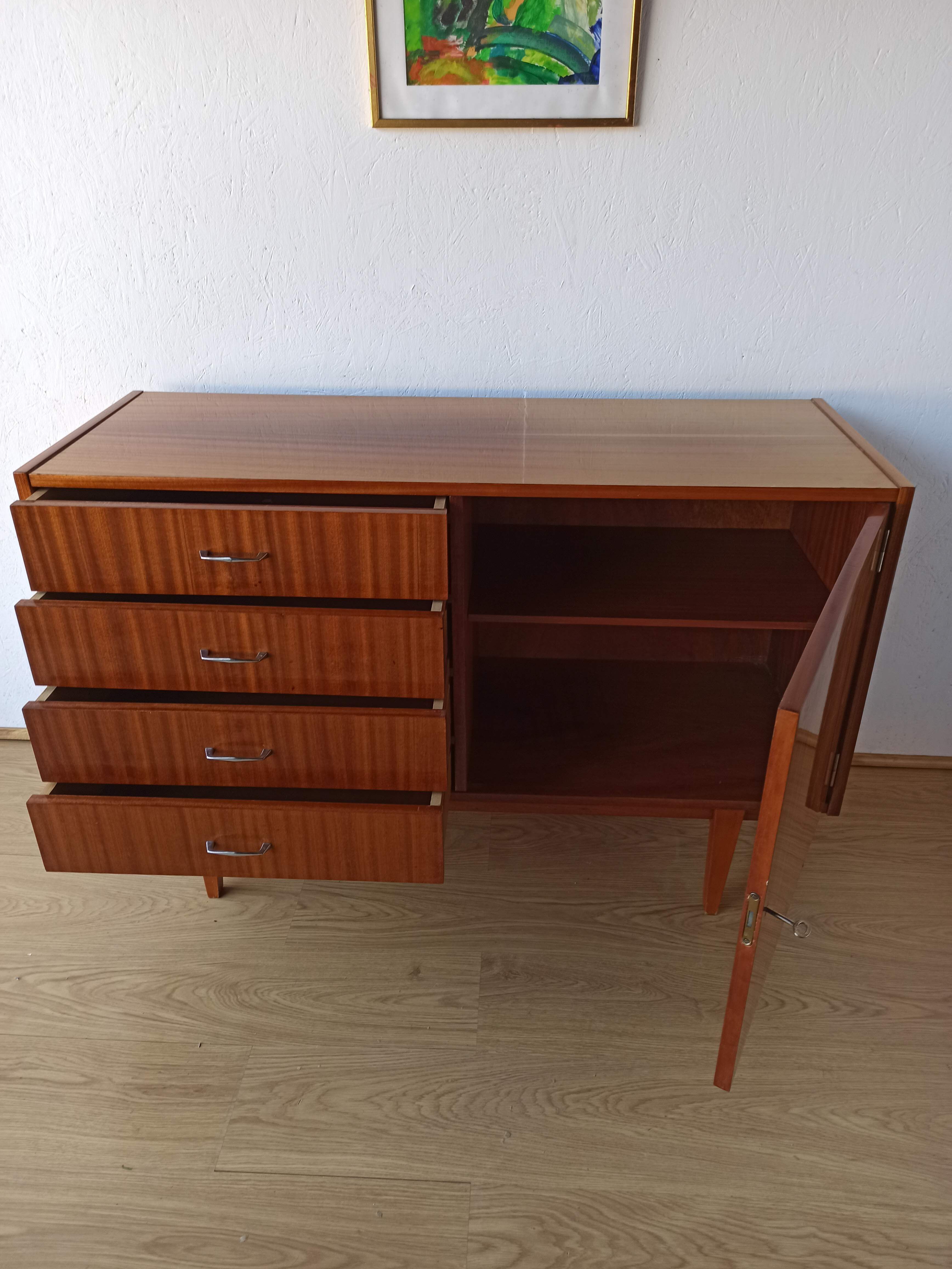 Buffet moderniste des années 1970