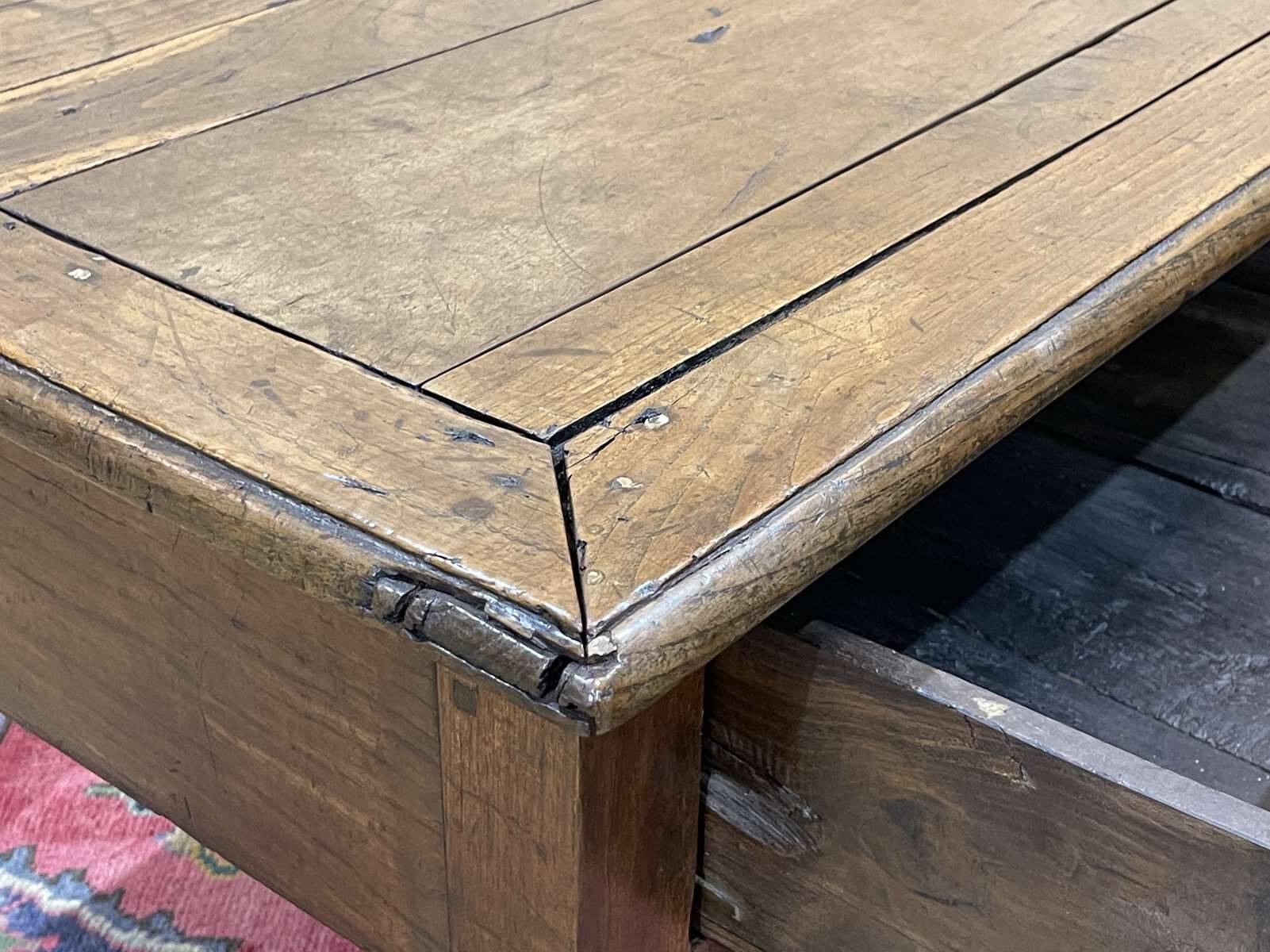 Table basse en chêne du 19ème avec un grand tiroir