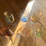 Verres à pied colorés
