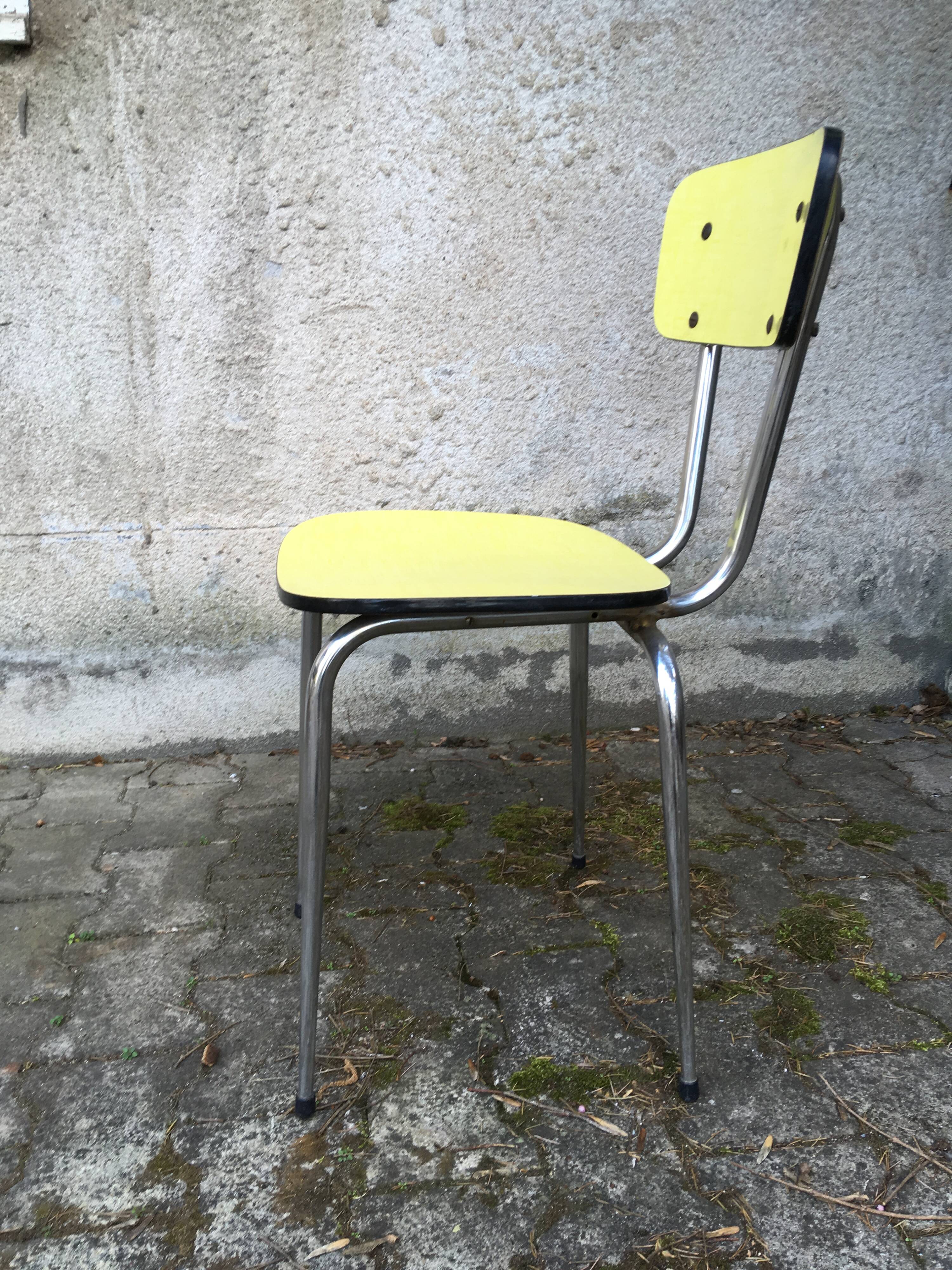 Table yellow Formica and its 3 chairs