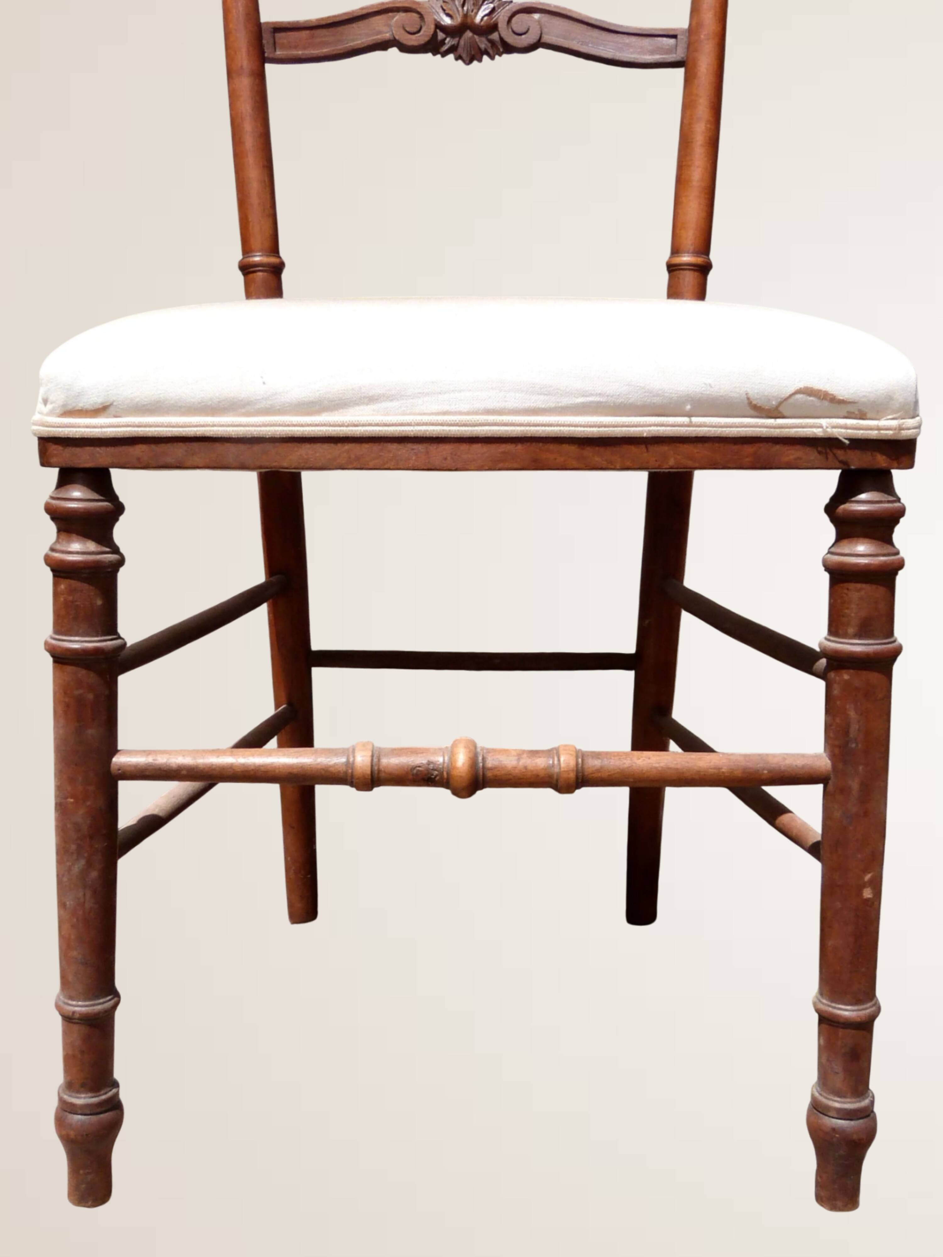 Paire de chaises volantes avec assise tapissée