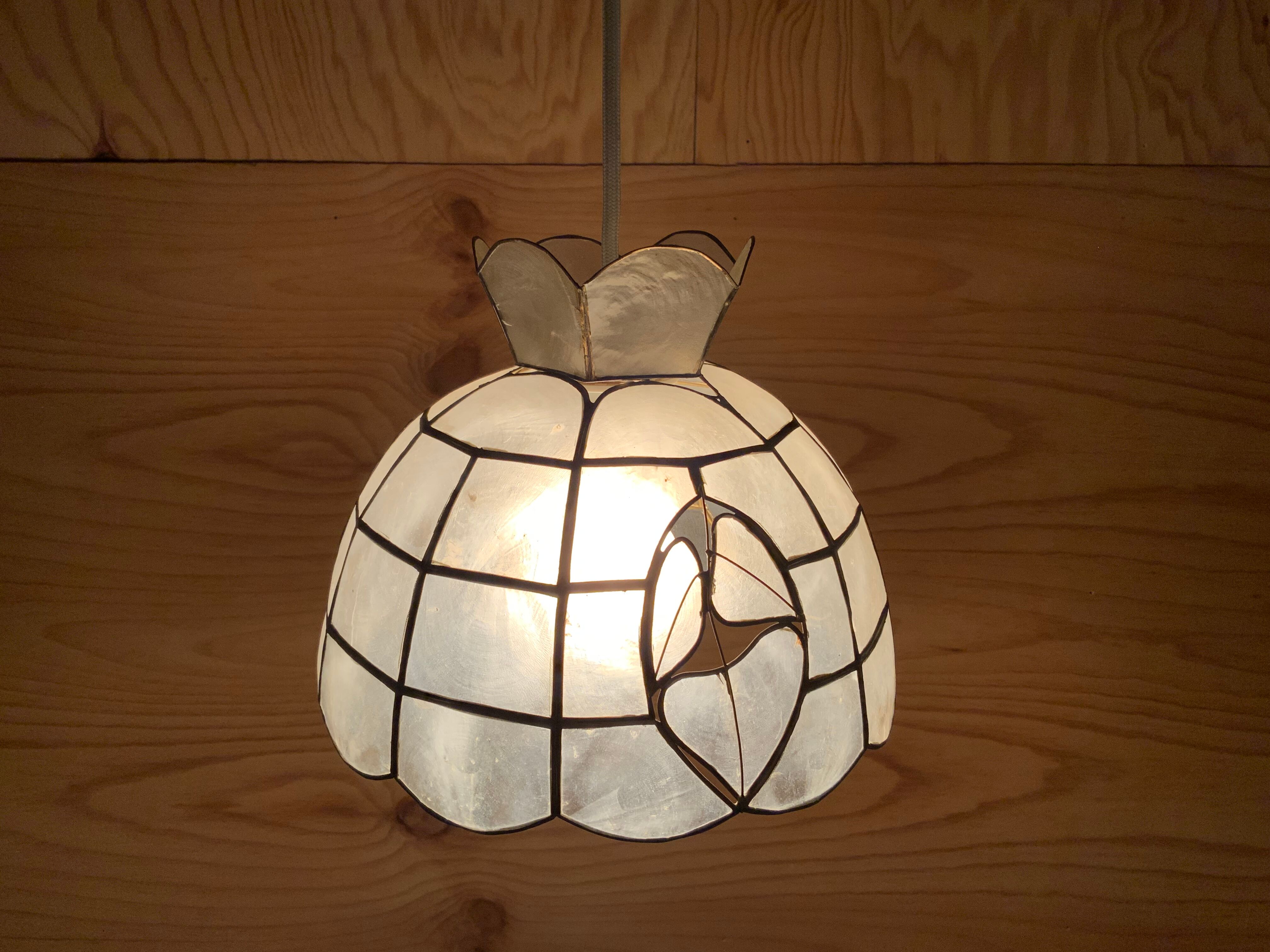 Mother-of-pearl and brass suspension