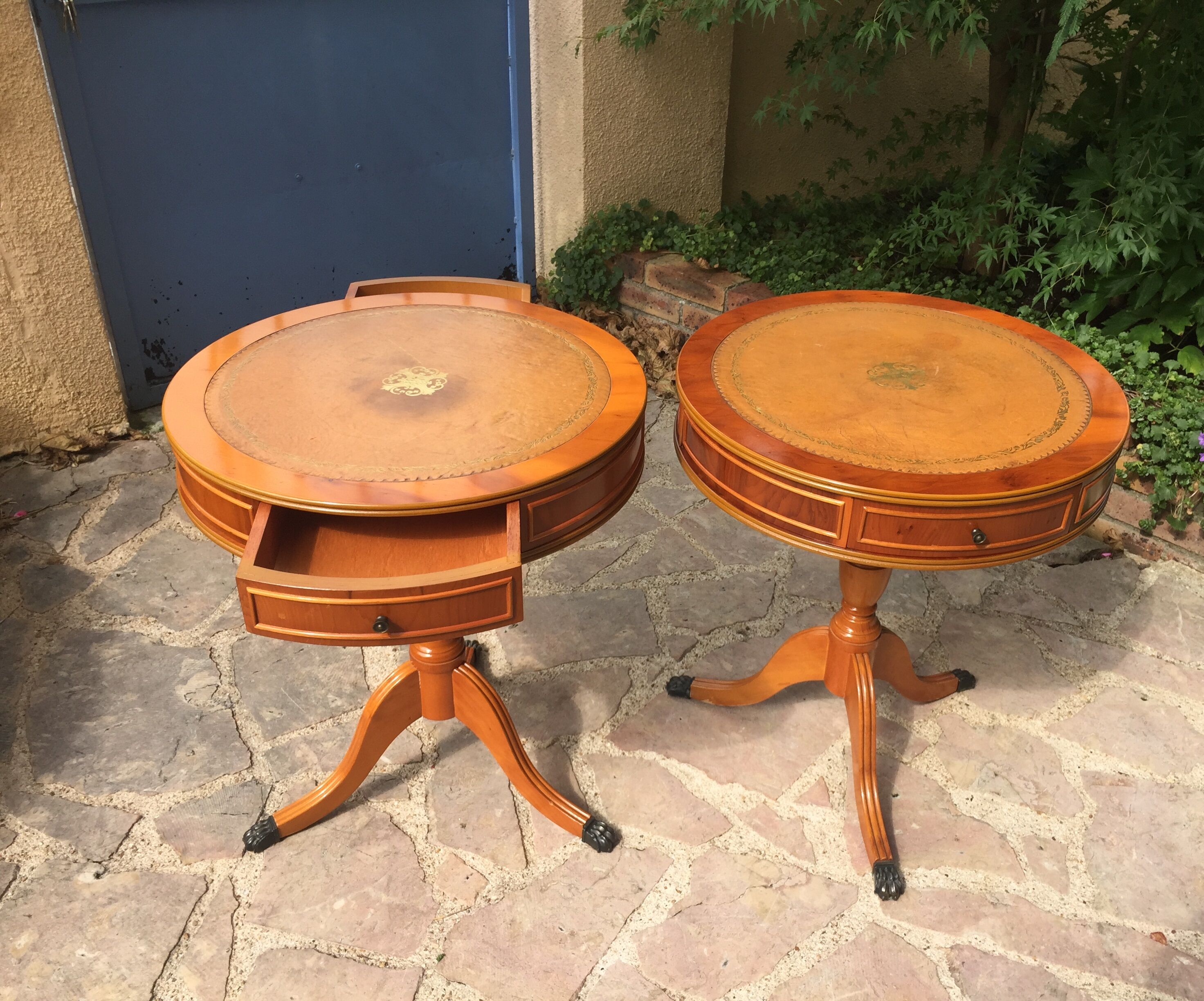 Set of 2 matching coffee tables near