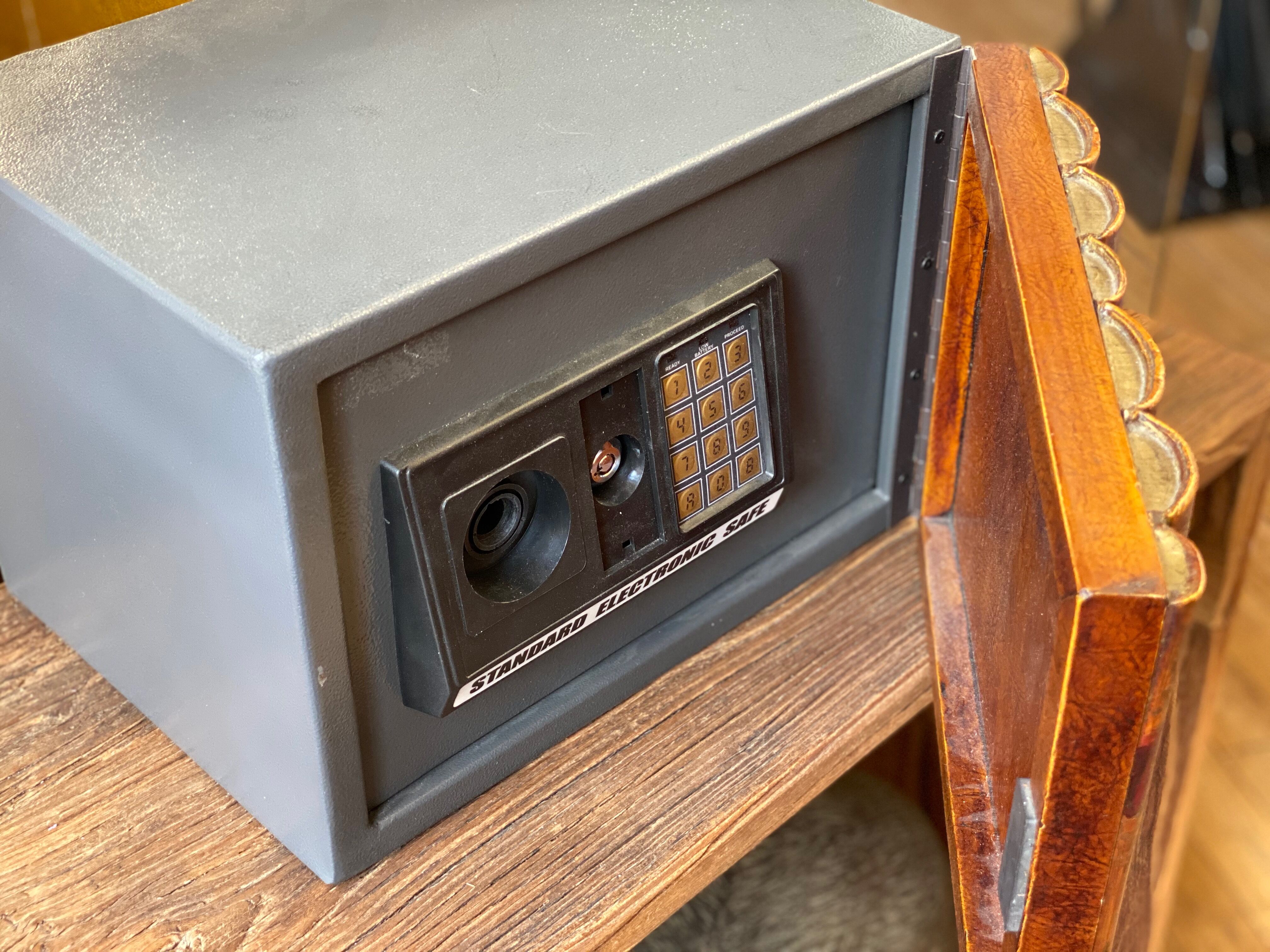 Strong box deceives the eye