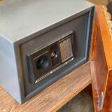 Strong box deceives the eye