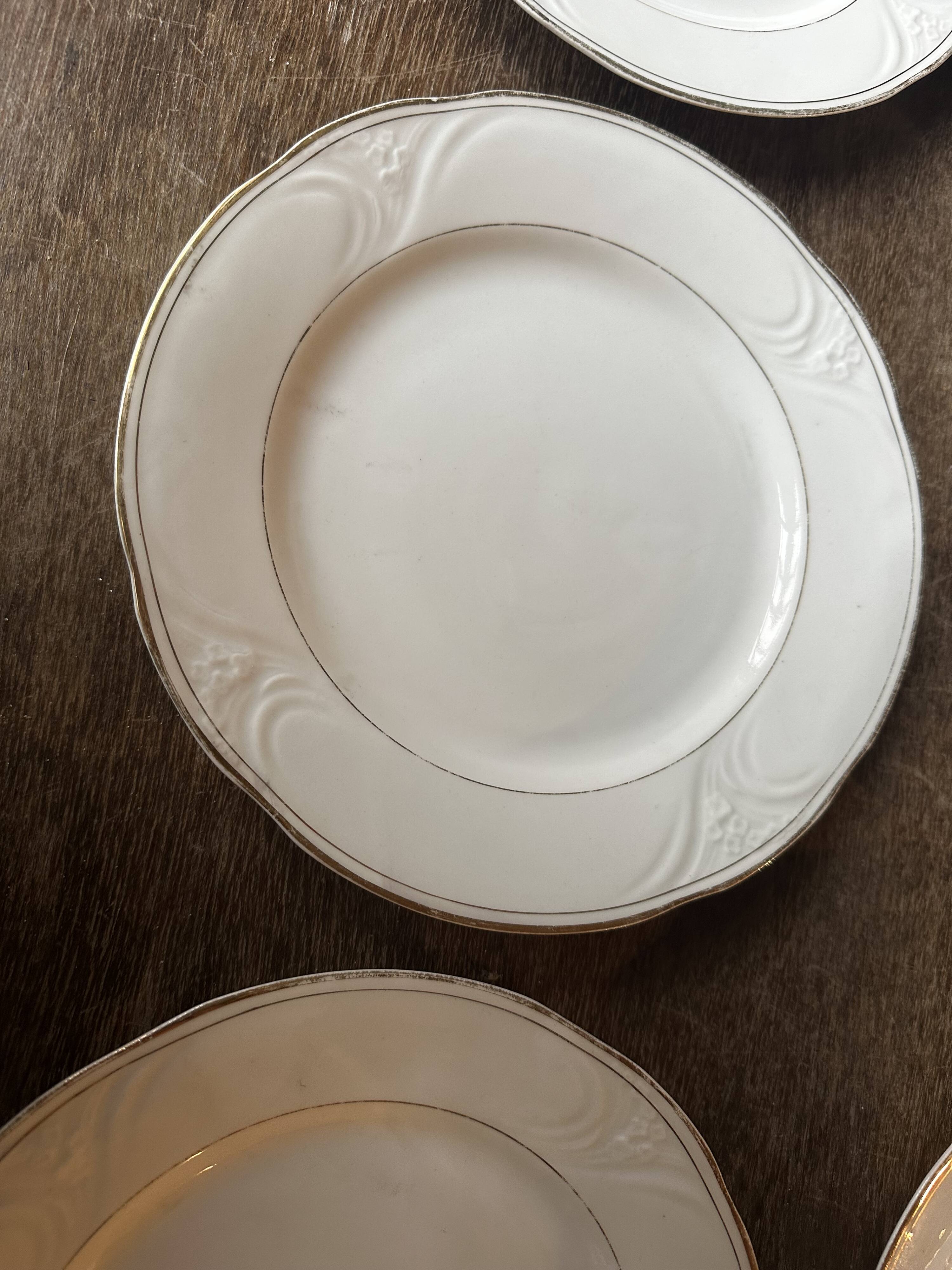 6 porcelain plates Art Nouveau period White and gold border - Diameter 23 cm