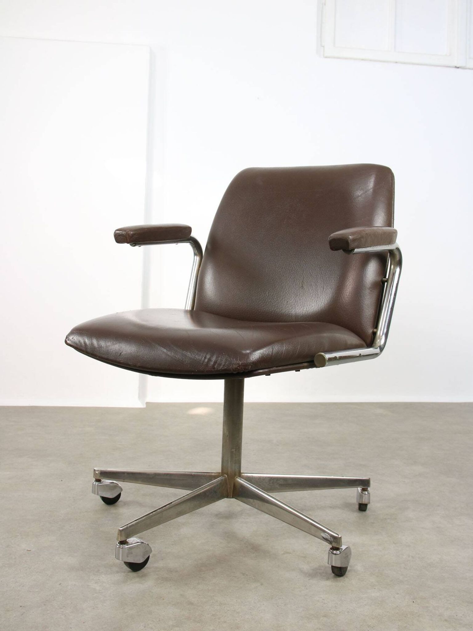 Chaise pivotante en cuir marron italien du milieu du siècle