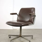 Chaise pivotante en cuir marron italien du milieu du siècle
