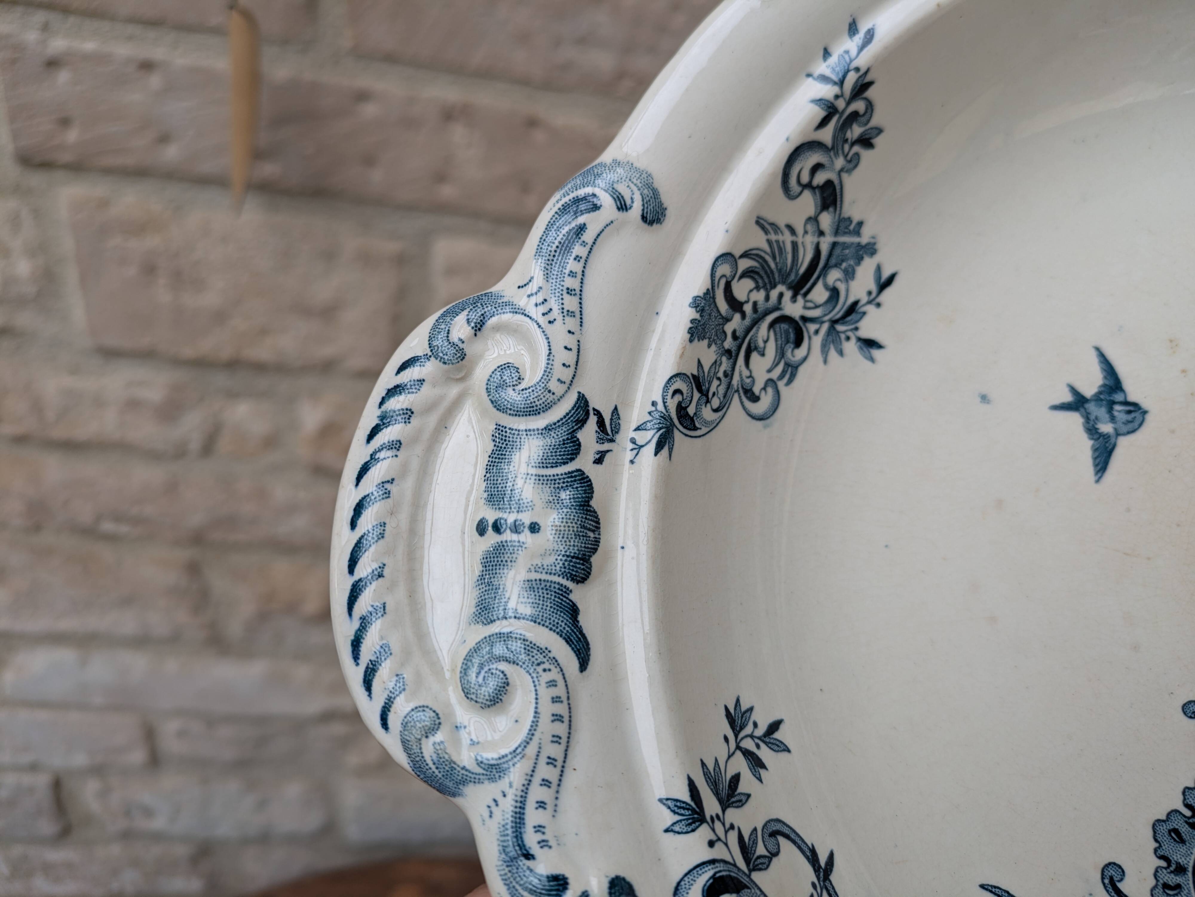Shallow round plate Boch Frères model Regent with arabesque and foliage decoration.