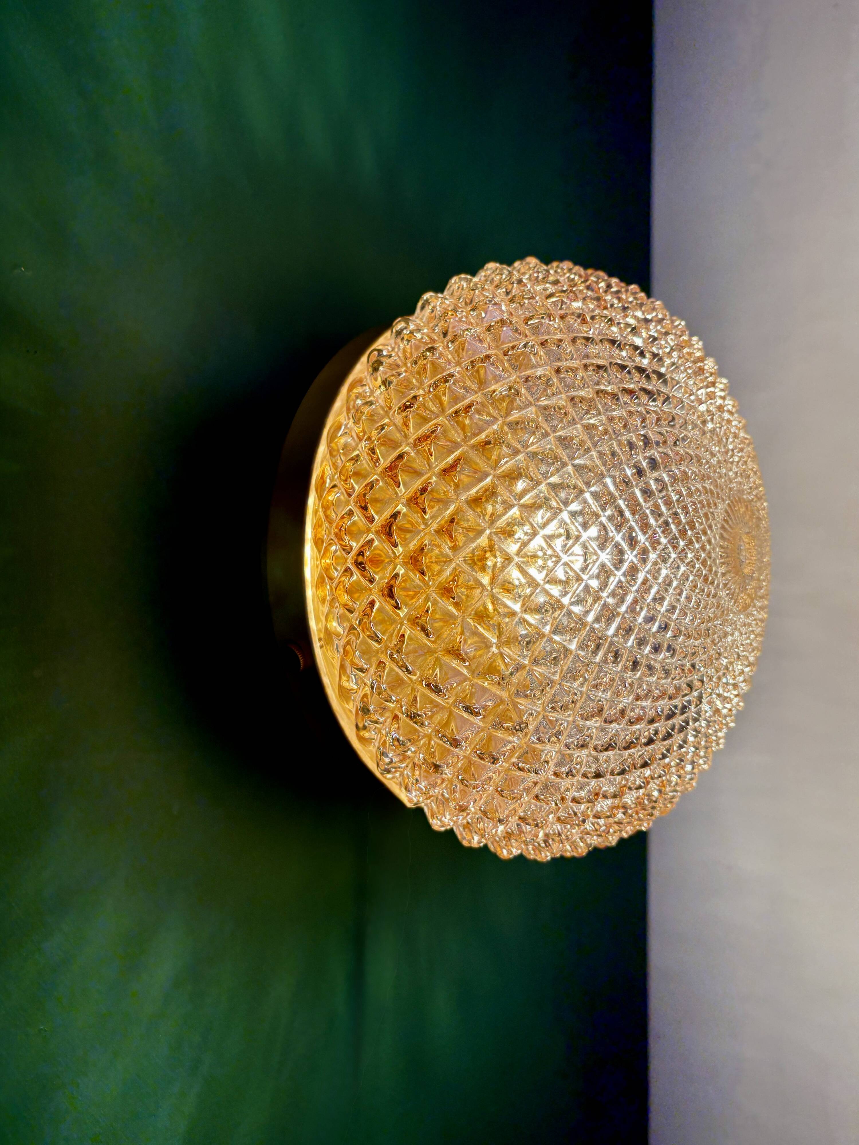 Applique ou plafonnier globe vintage en verre ambré pointe de diamant