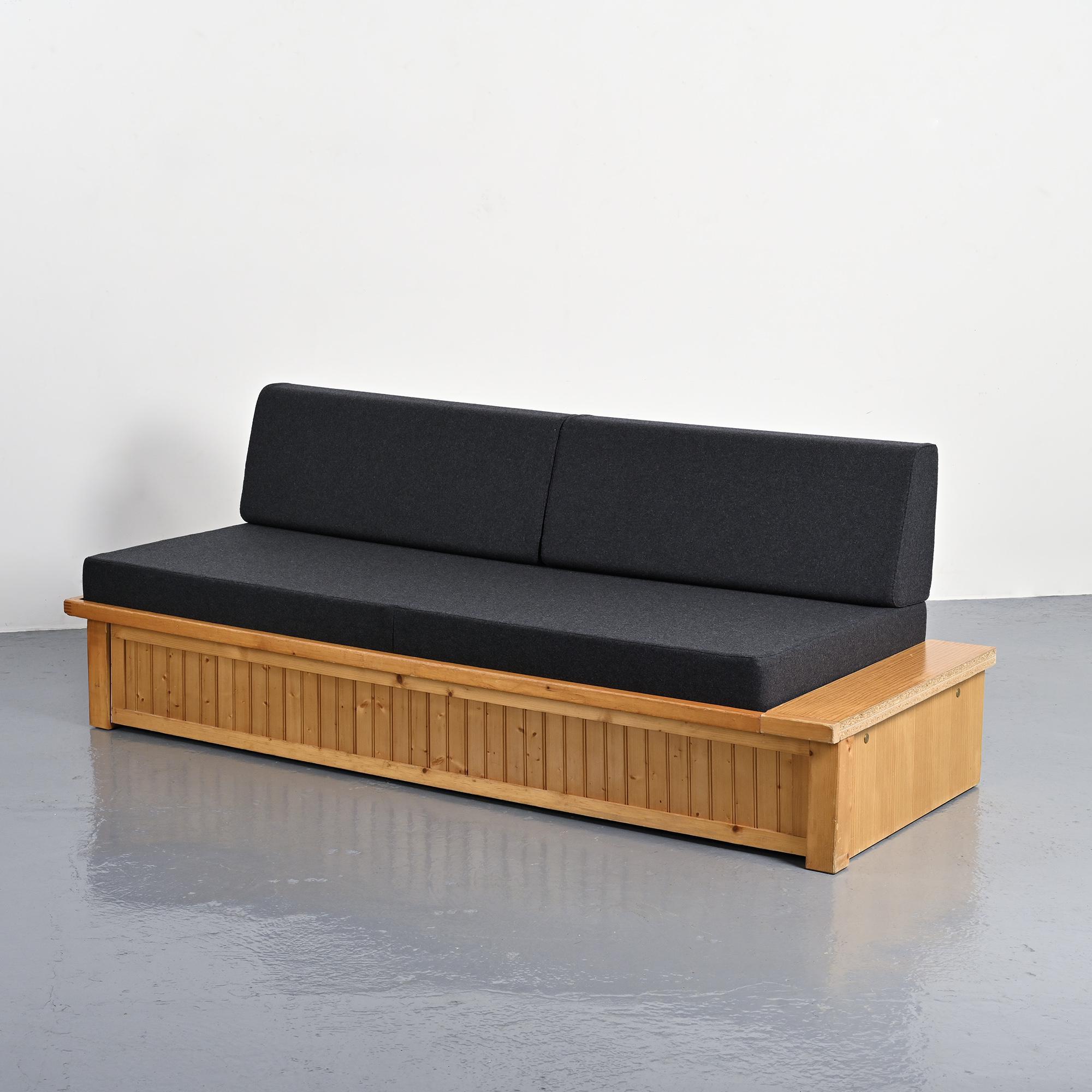 Banquette-lit dessinée par Charlotte Perriand pour Les Arcs, circa 1970.