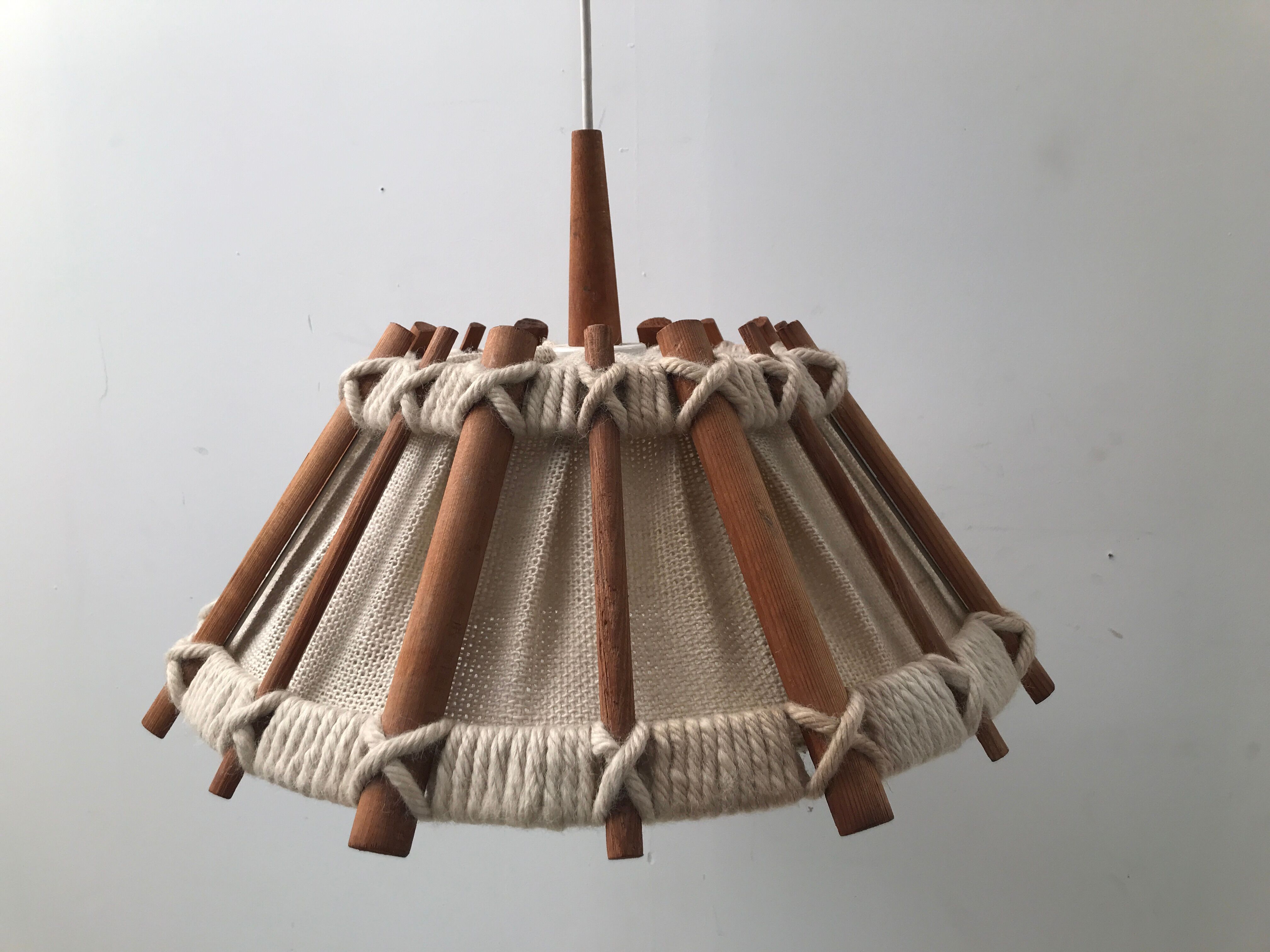 Hanging lamp in linen wood and wool