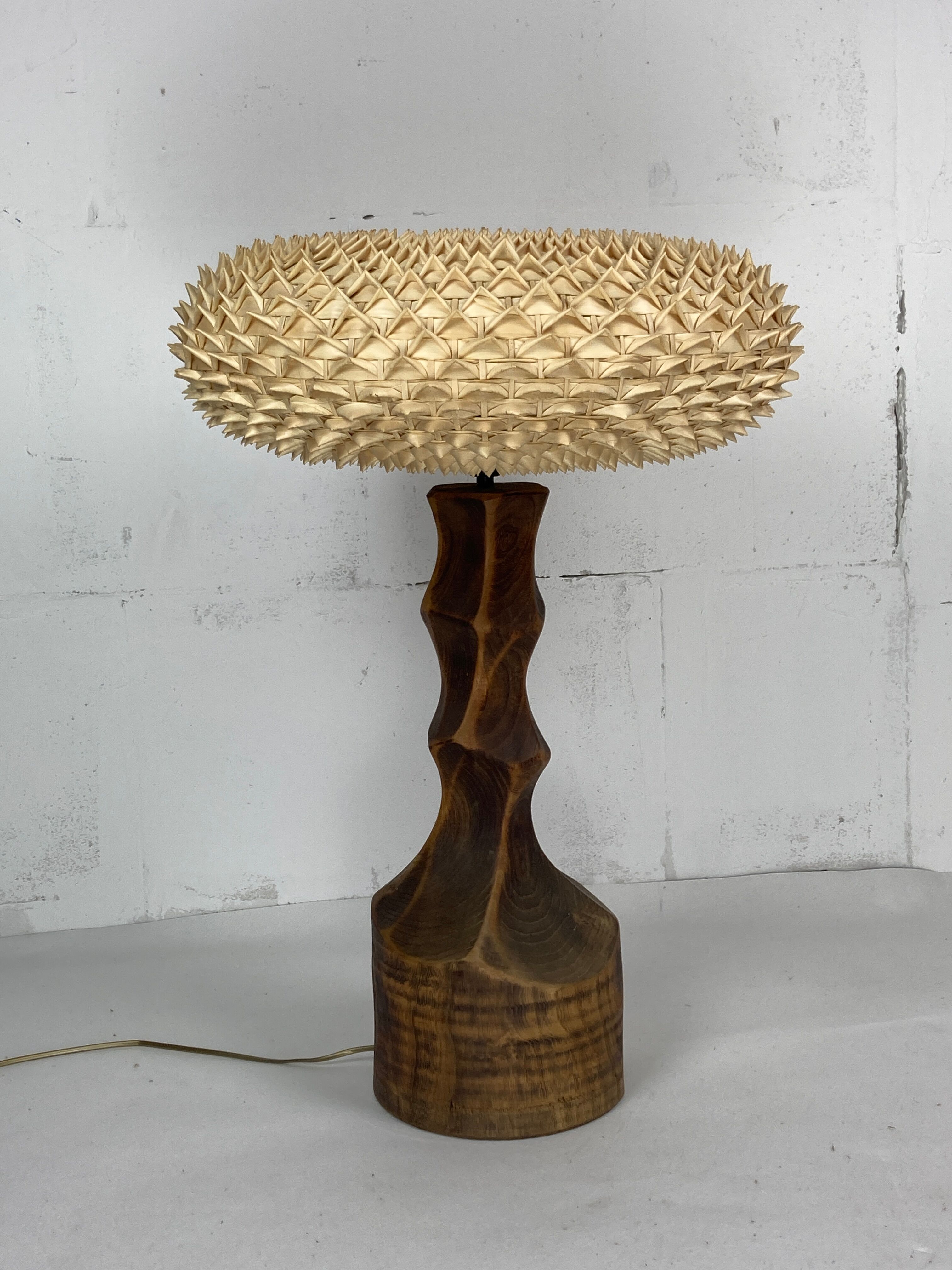 Large brutalist table lamp with rattan shade, Dutch ca 1960s ( 76 cm )
