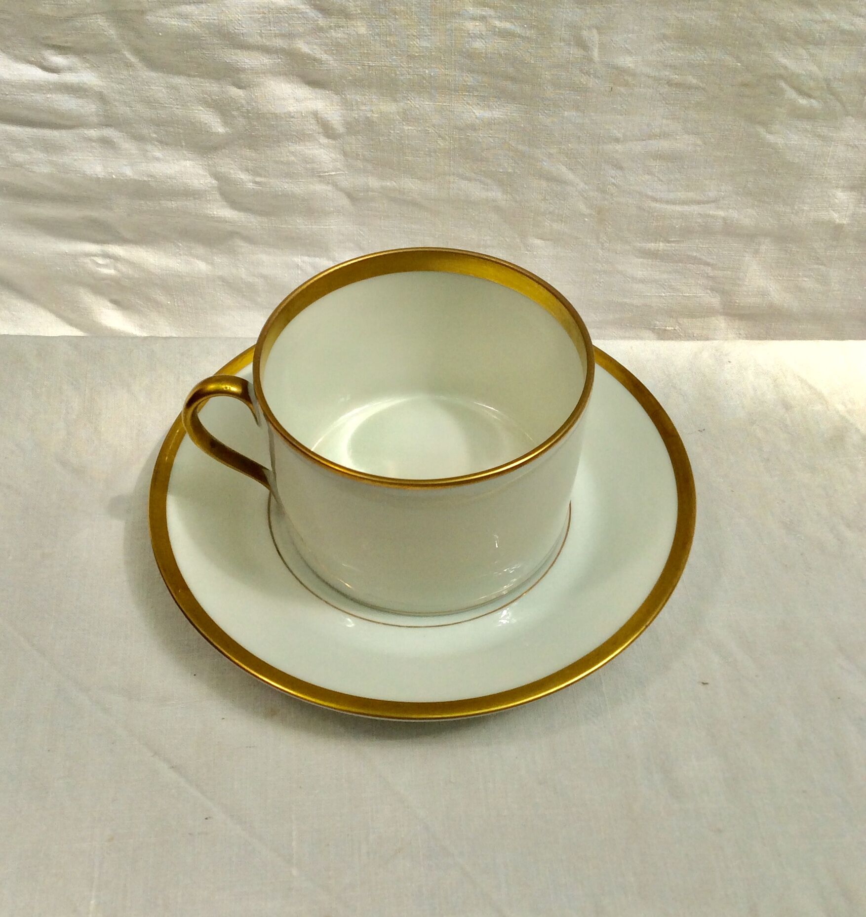 Teacup with its white Limoges saucer and fine-sized porcelain gold:H-6.5 D -17