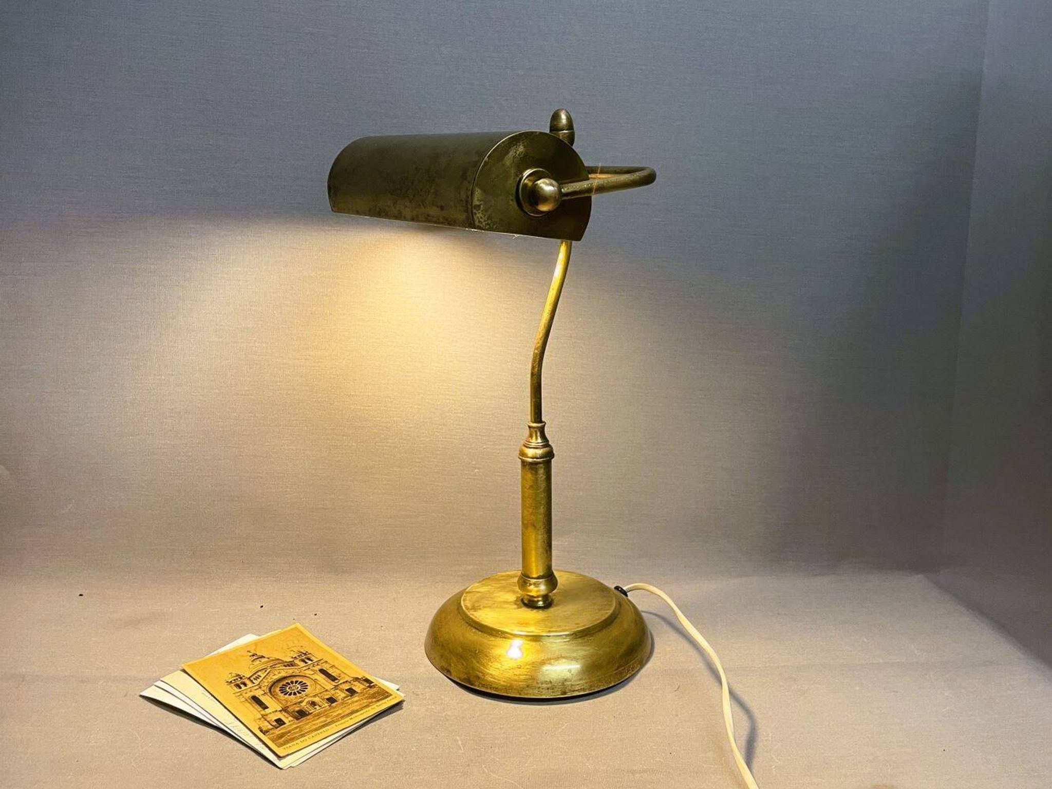 Lampe de table de bureau de banquier portugais en laiton 1940
