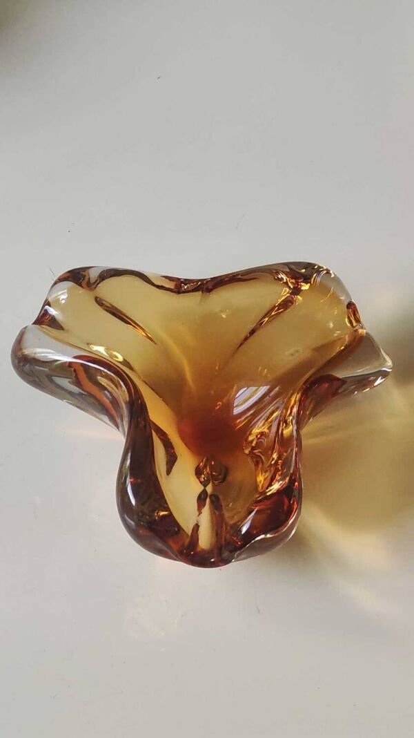 Vide poche/Cendrier Murano. Forme florale organique libre. Tons ambrés. Dim 17 x 14 cm