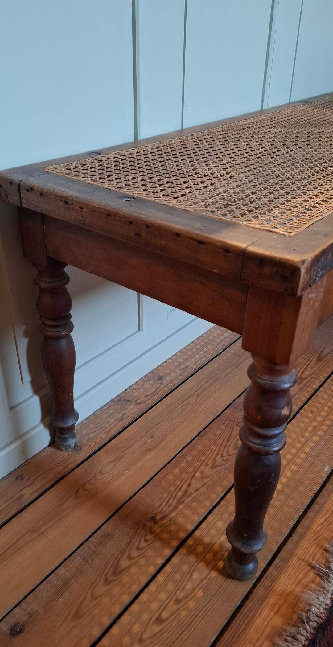 Banquette en bois et cannage