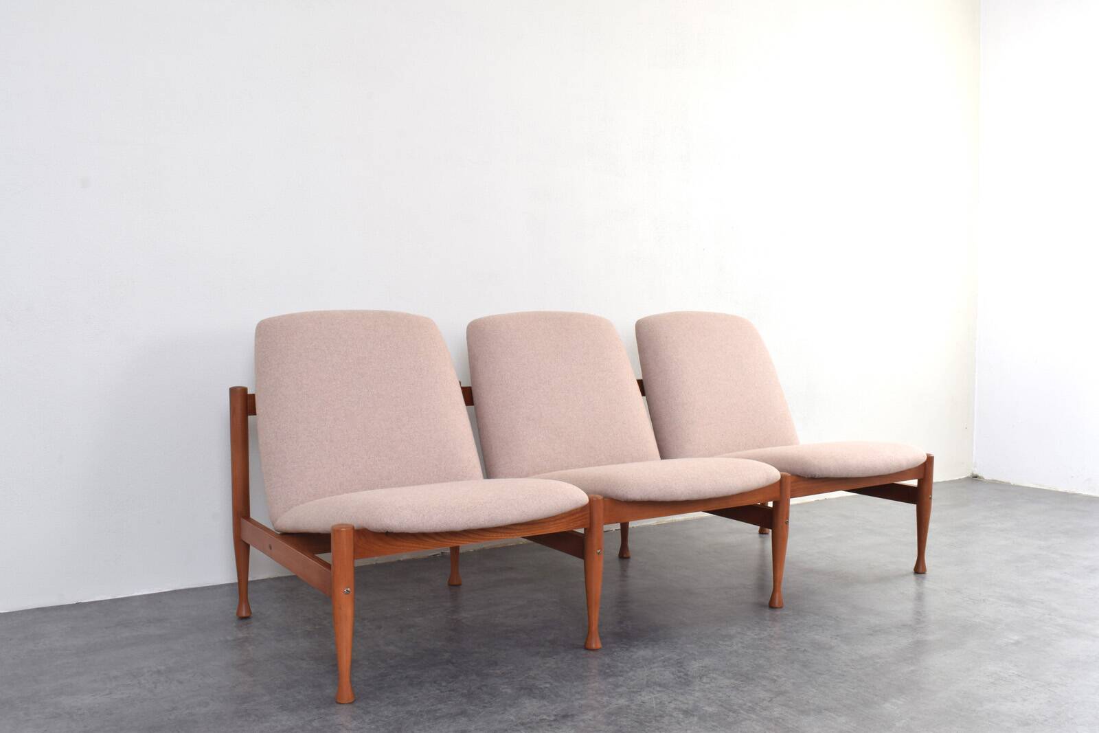 Canapé Mid-Century par Marian Grabiński, années 1960.