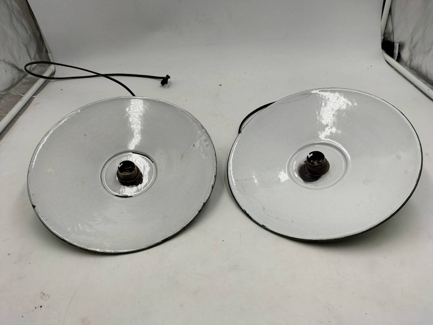 2 enamelled sheet metal suspensions