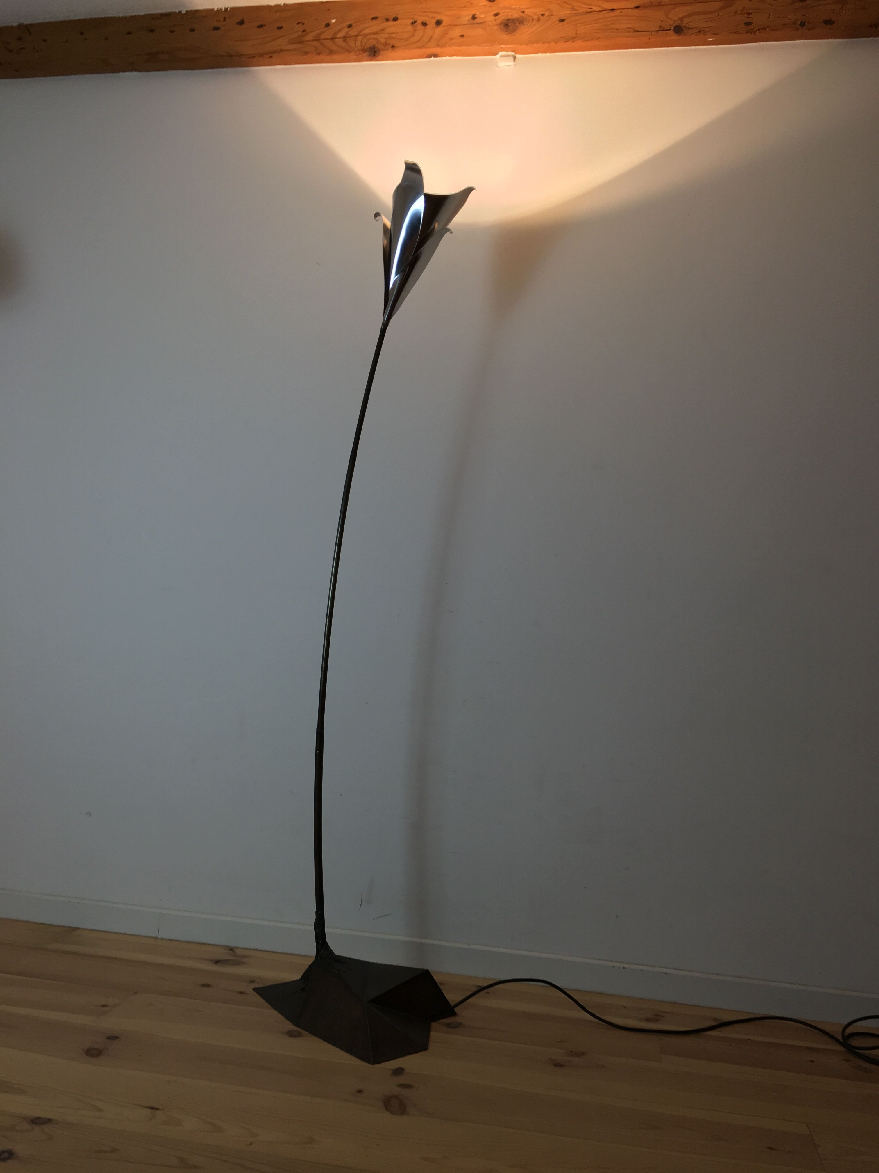 Metallic flower lamppost