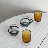 2 verres à pied jaune ambré et 2 tasses en verre