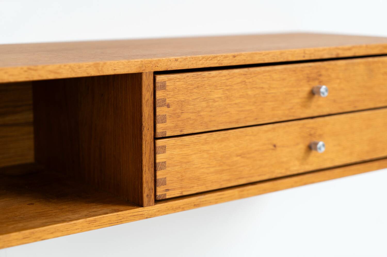 Rare console murale « Modèle 132 » en chêne par Aksel Kjersgaard (Danemark, années 1950).
