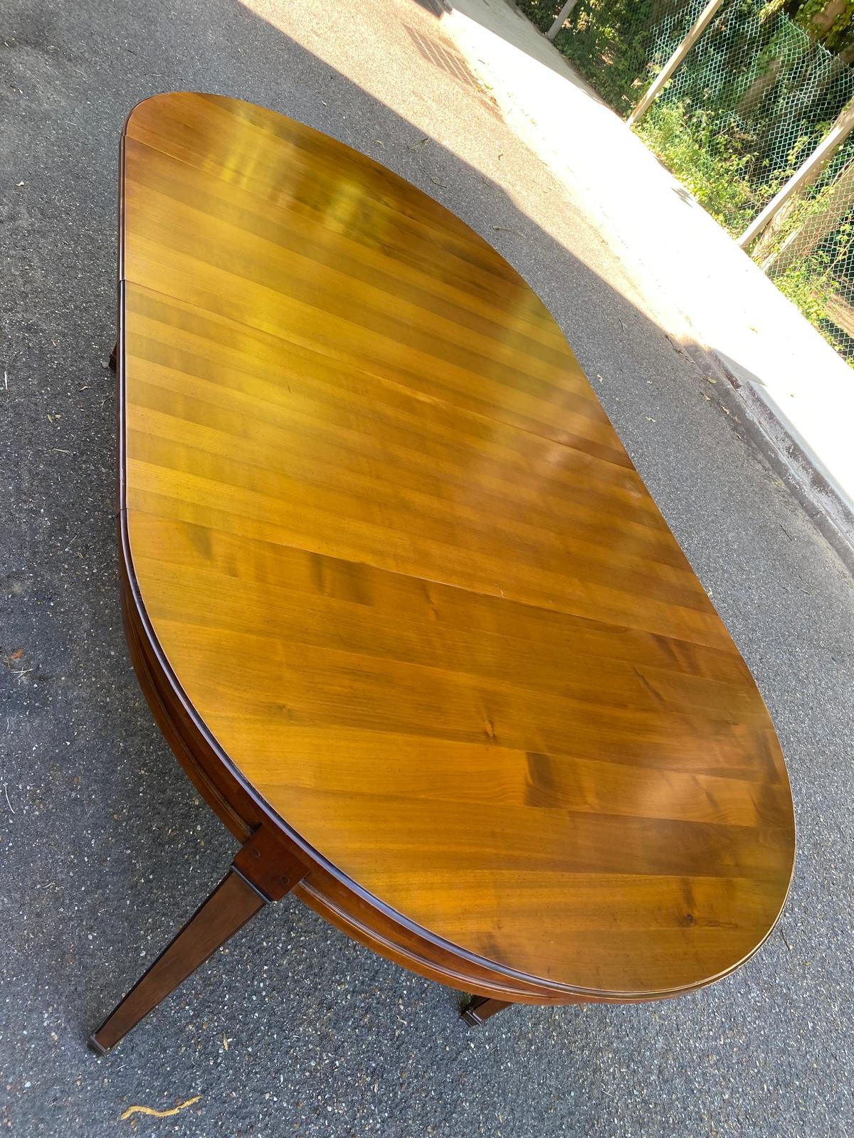 Round extendable dining table Louis XVI in cherry wood from the 1960s.