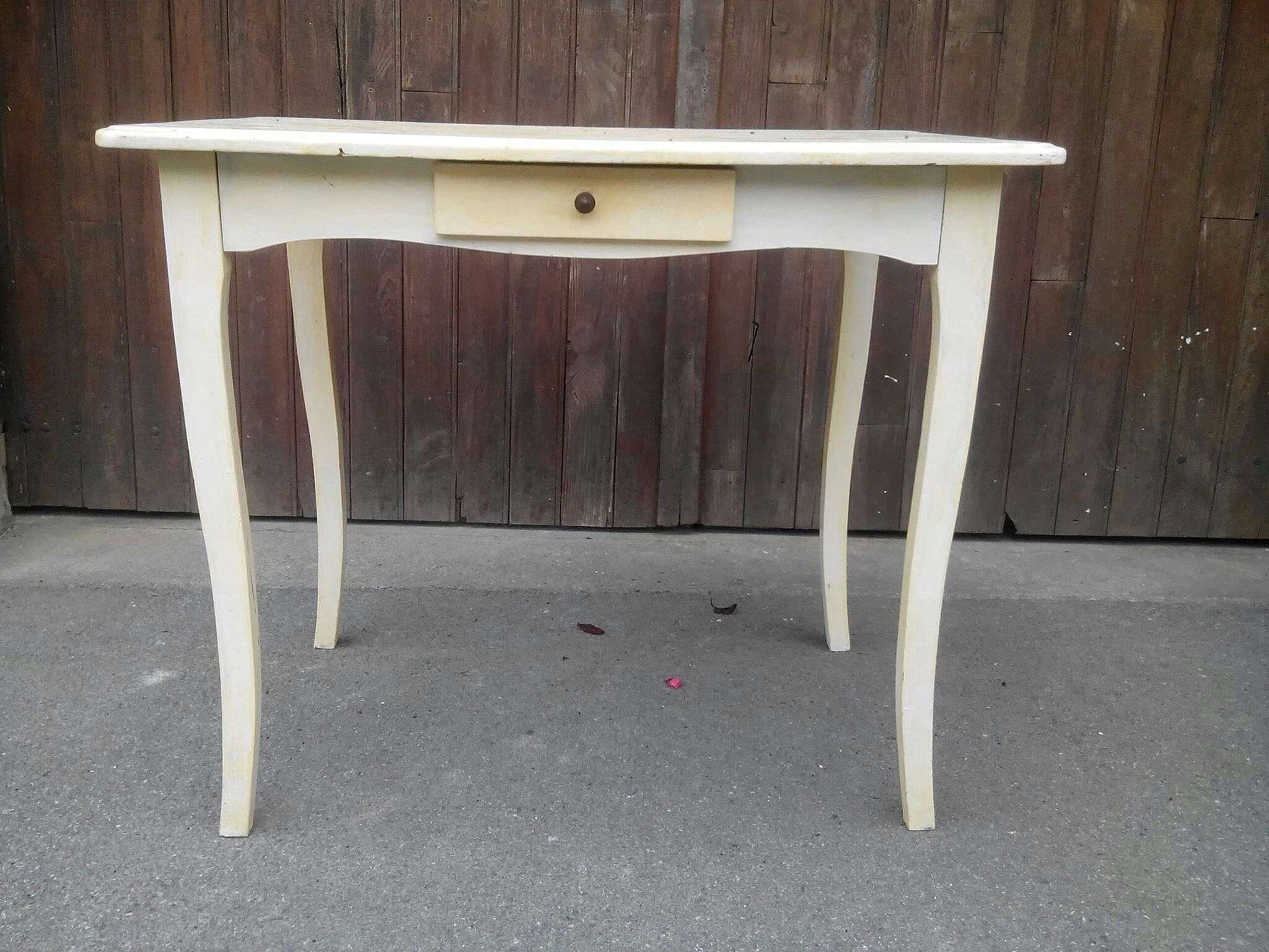 Table aux pieds galbés vintage