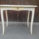 Table aux pieds galbés vintage