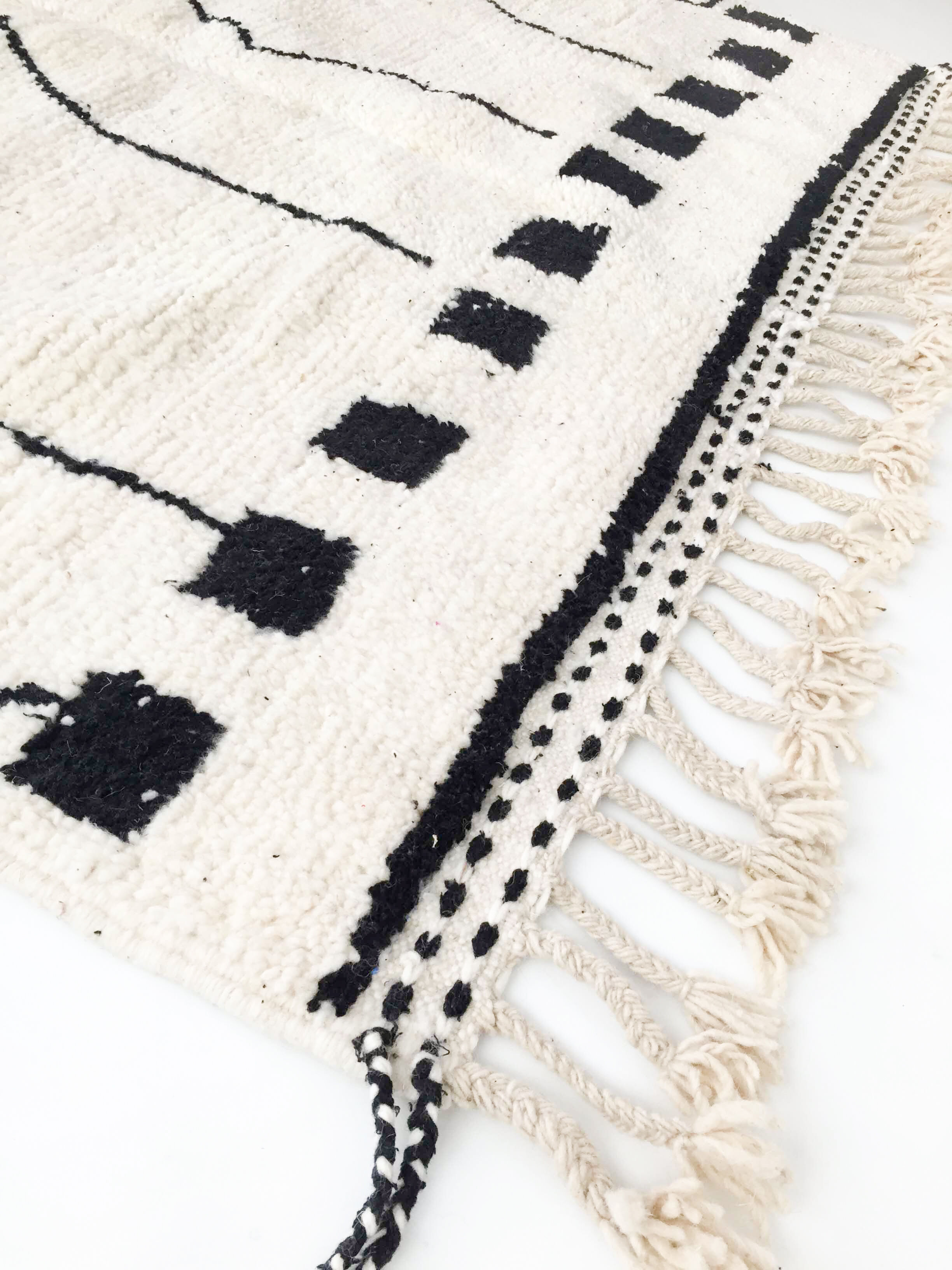 Tapis berbère Beni Ouarain écru à motifs noirs 250x147cm