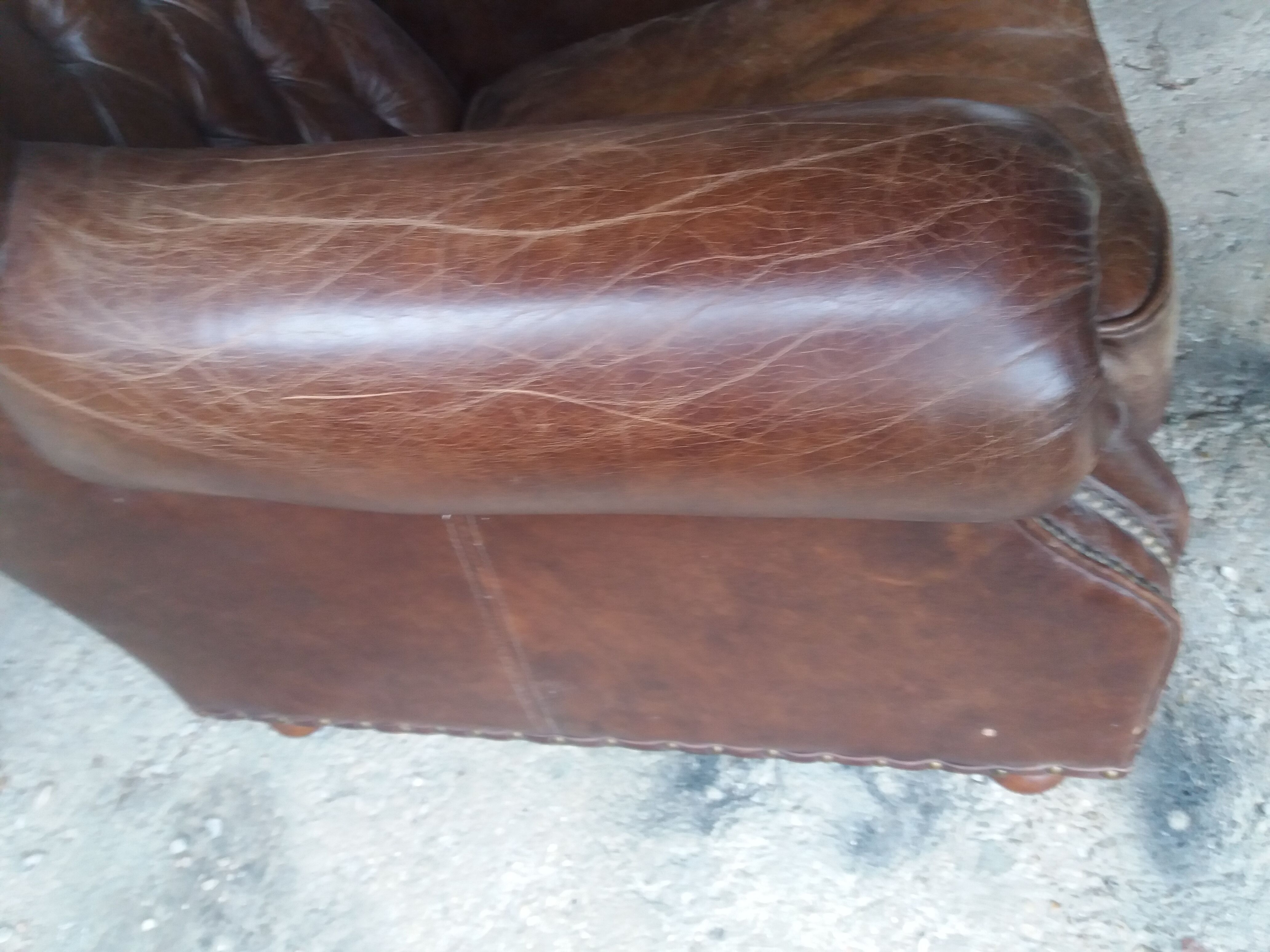 Fauteuil chesterfield à oreille cuir