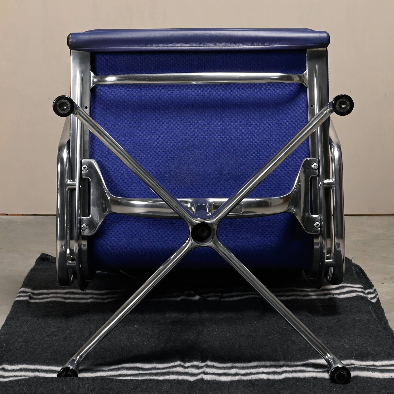 Charles & Ray Eames EA208 Chair in polished aluminum and Indigo blue leather