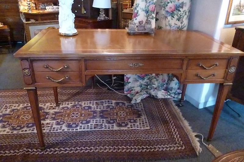 Double-sided flat desk