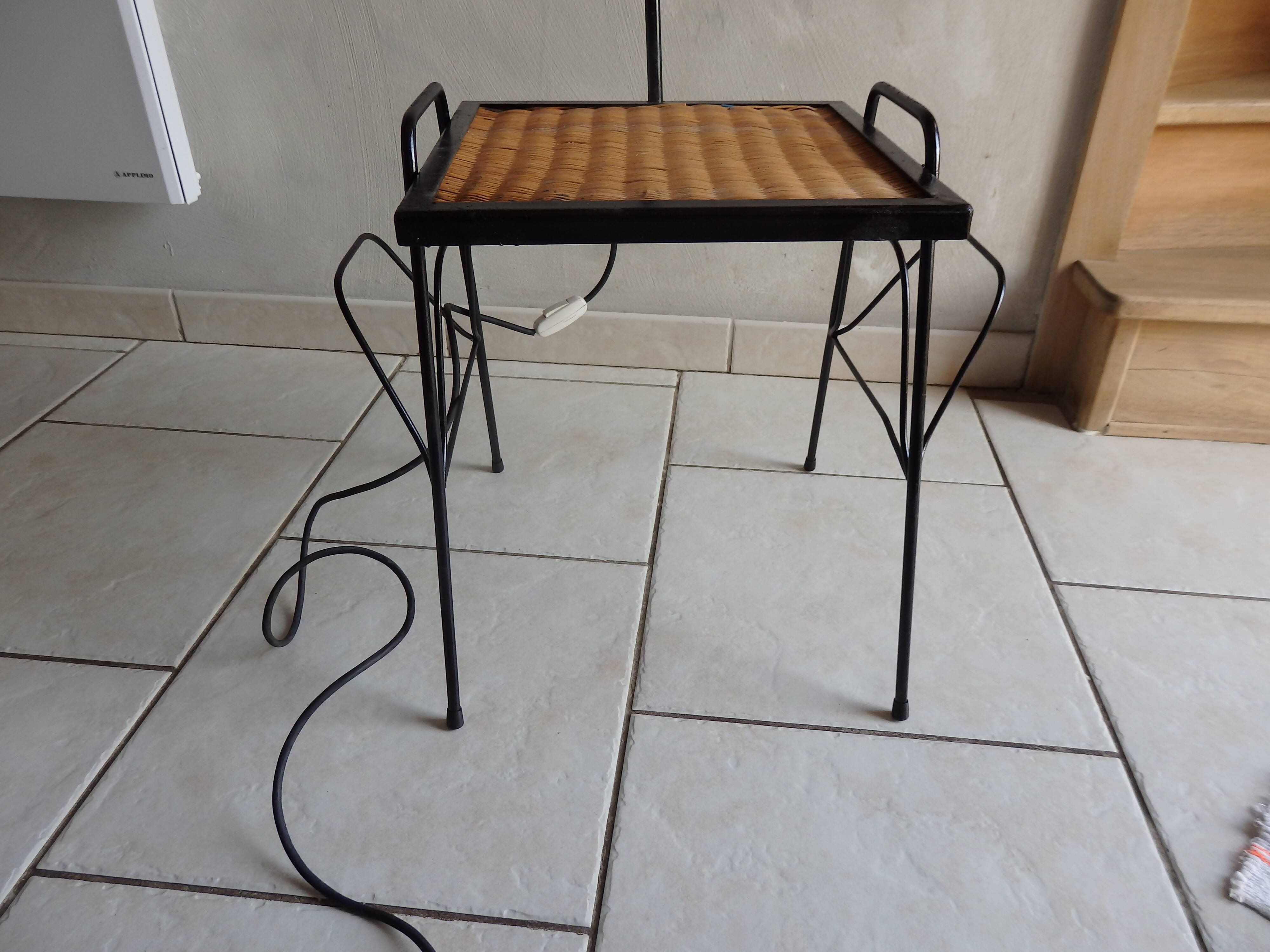 Rattan tablet lamppost