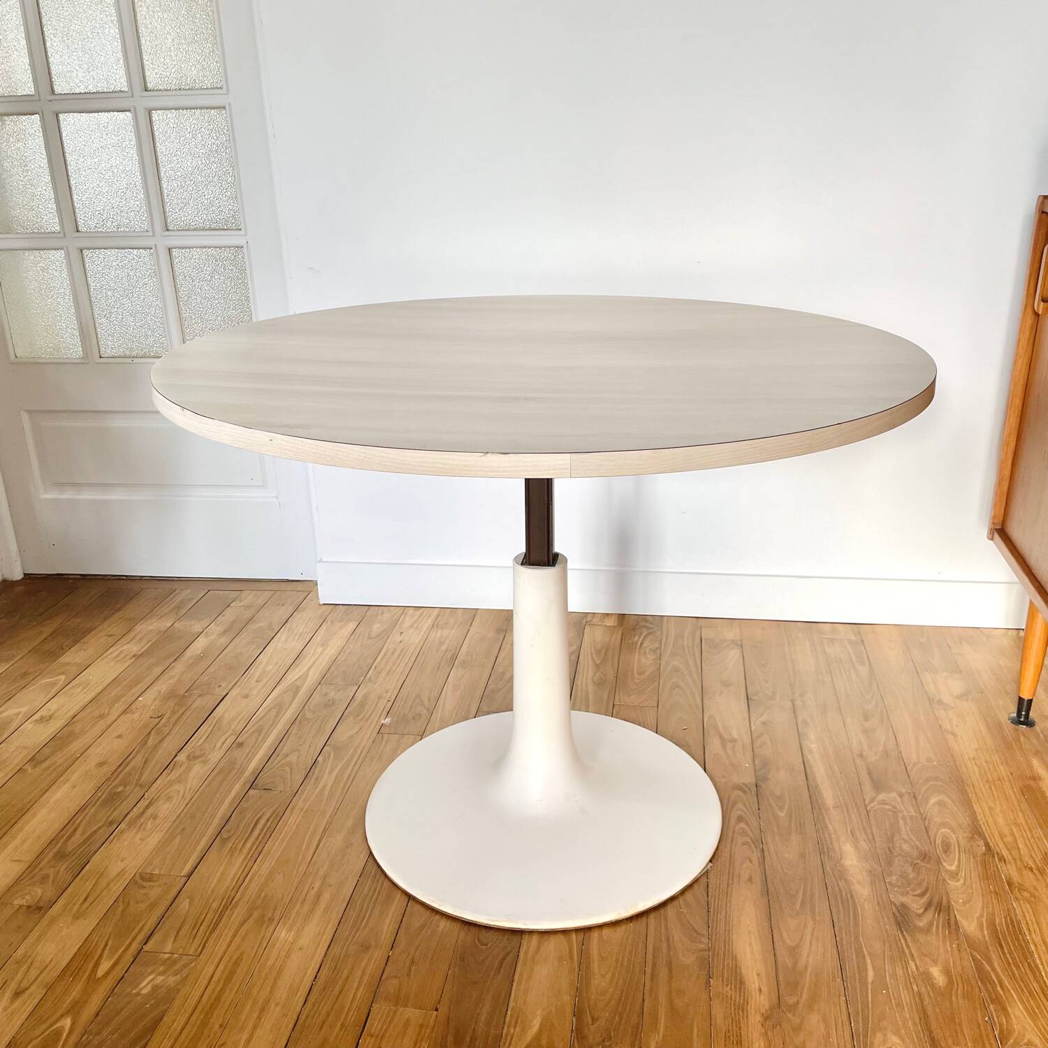 Adjustable tulip foot table