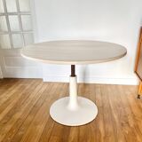 Adjustable tulip foot table