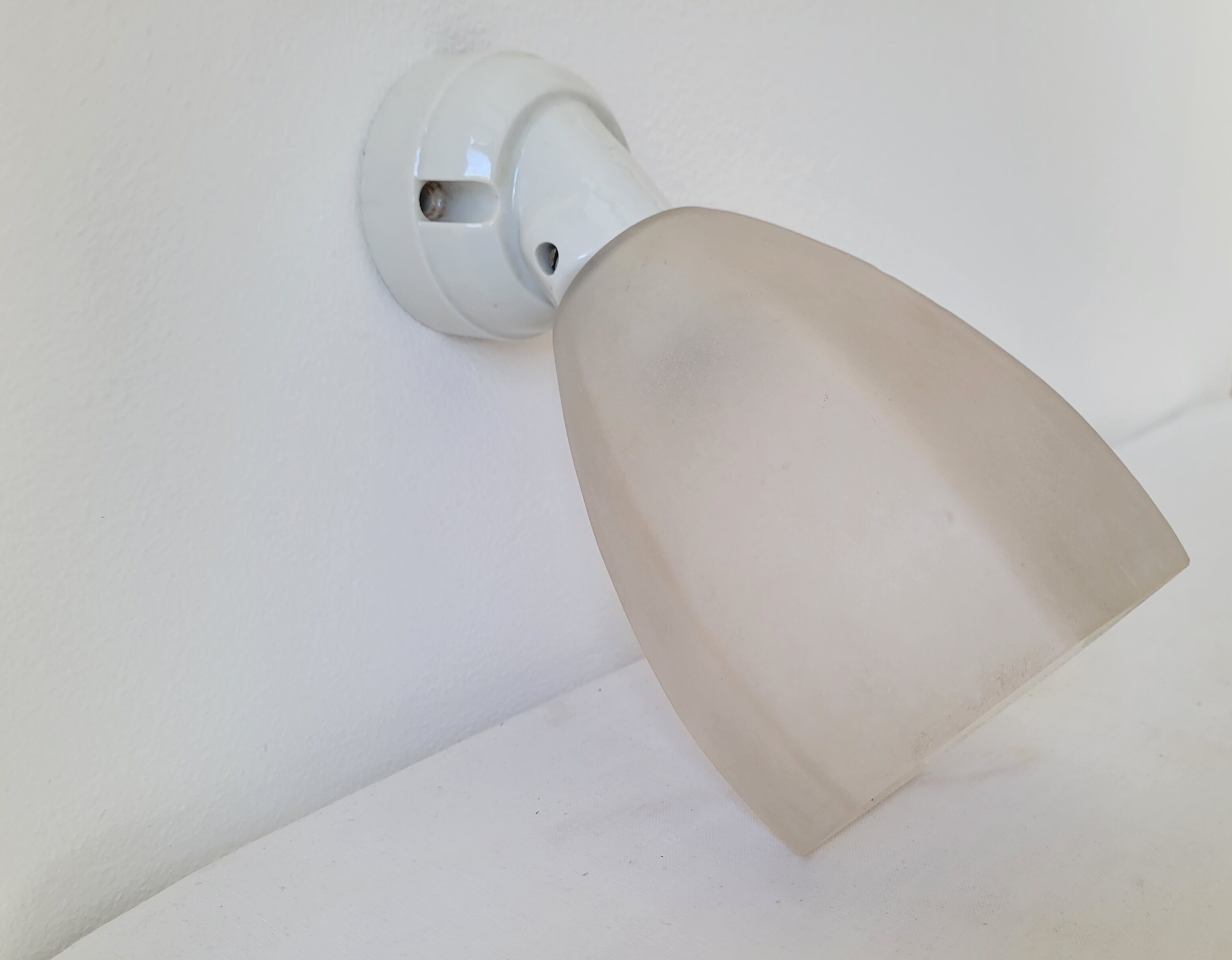 Art Deco wall lamp in porcelain and glass