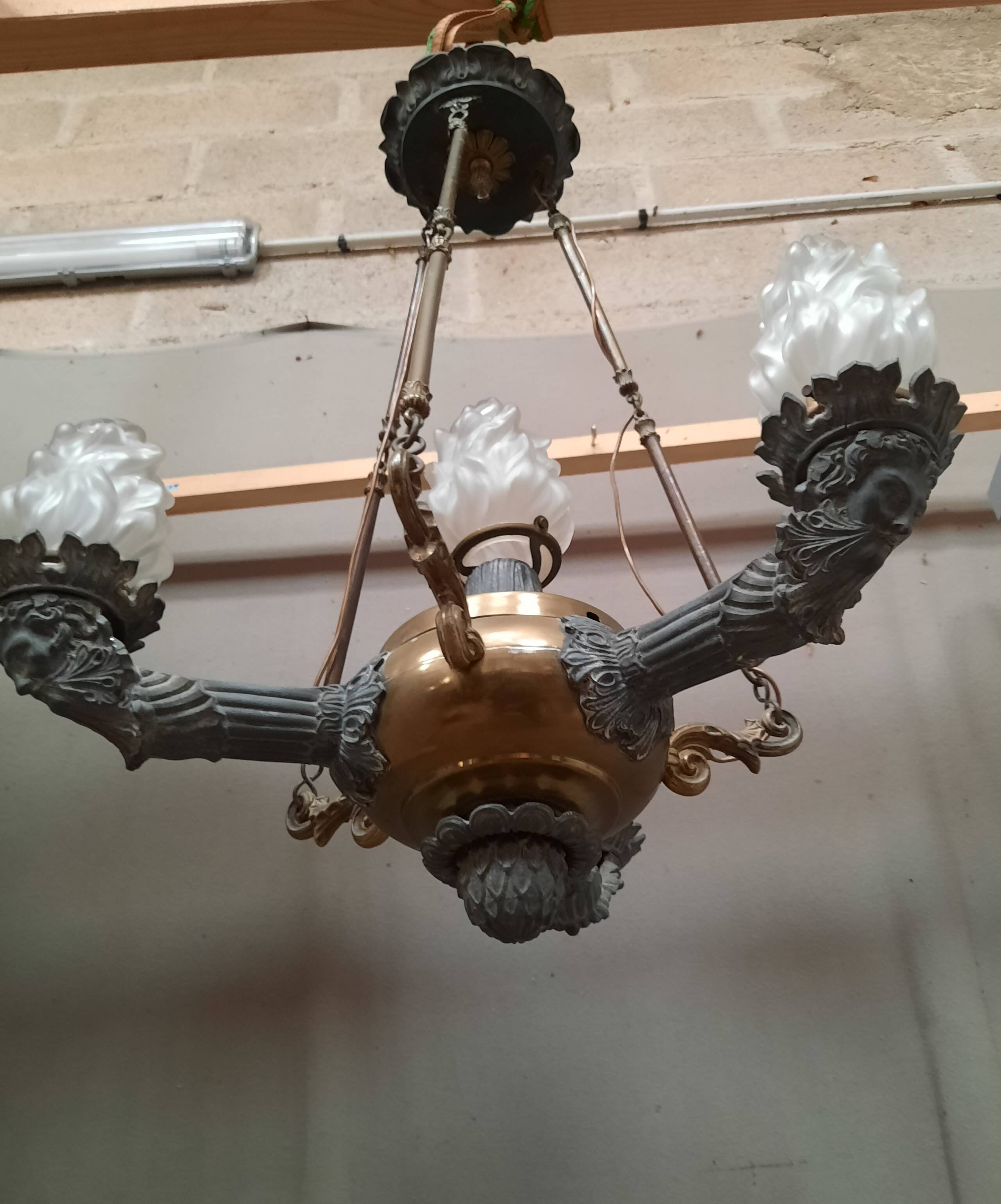 Metal pendant light with 4 flames