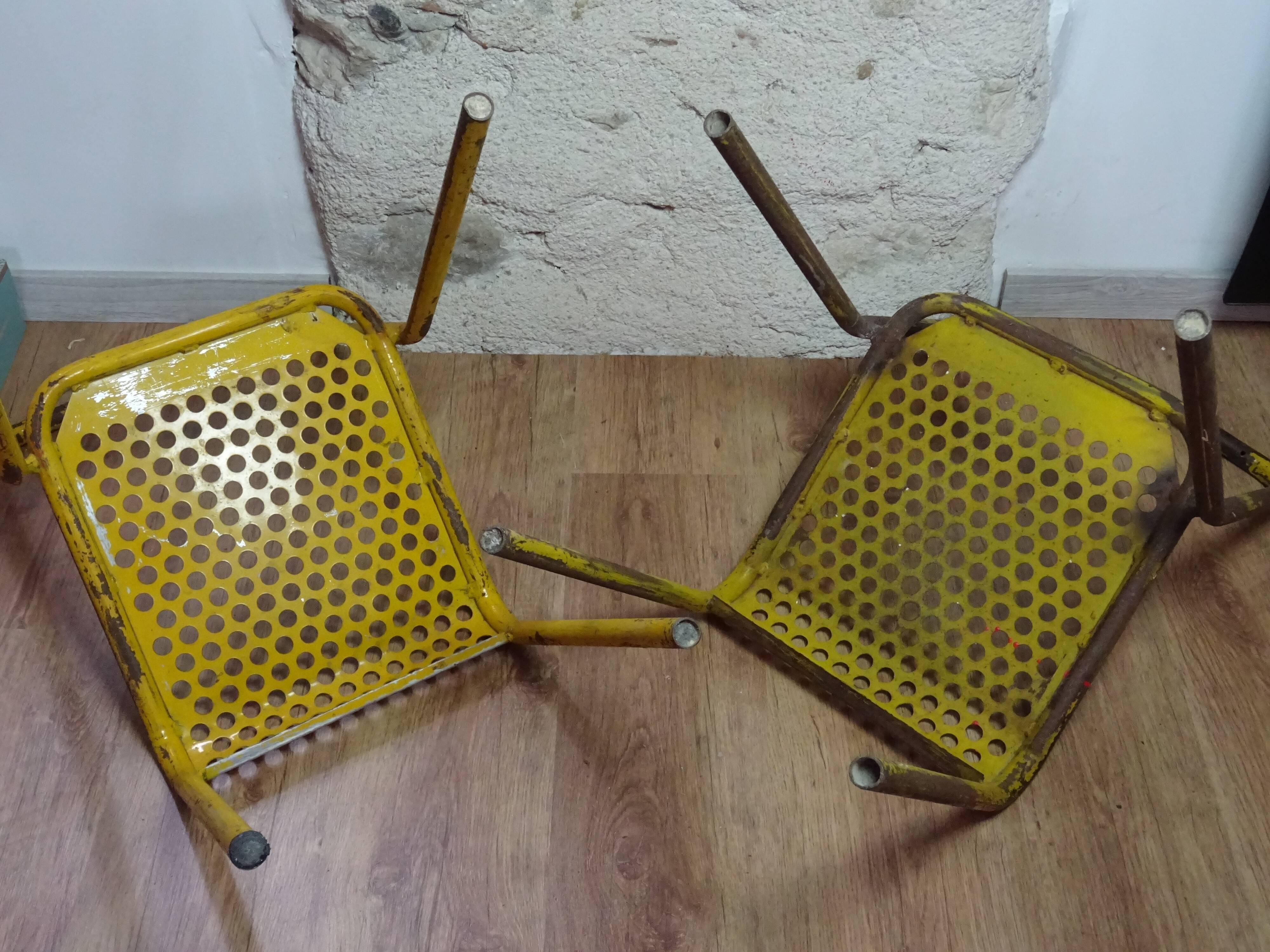 Chaises métal jaune  tôle perforée