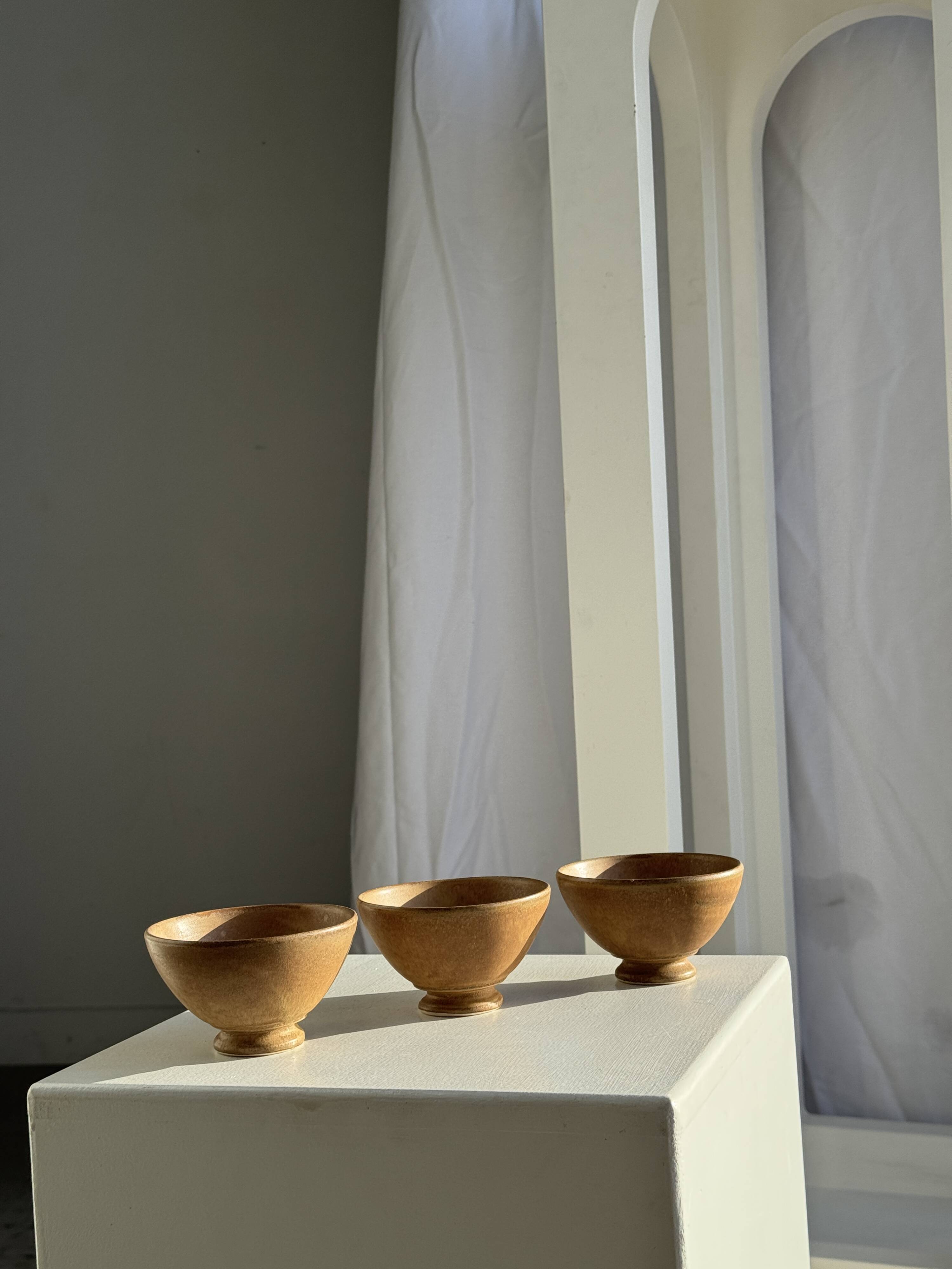 Set of 3 vintage mini bowls on foot, stoneware on pedestal H9 D10.
