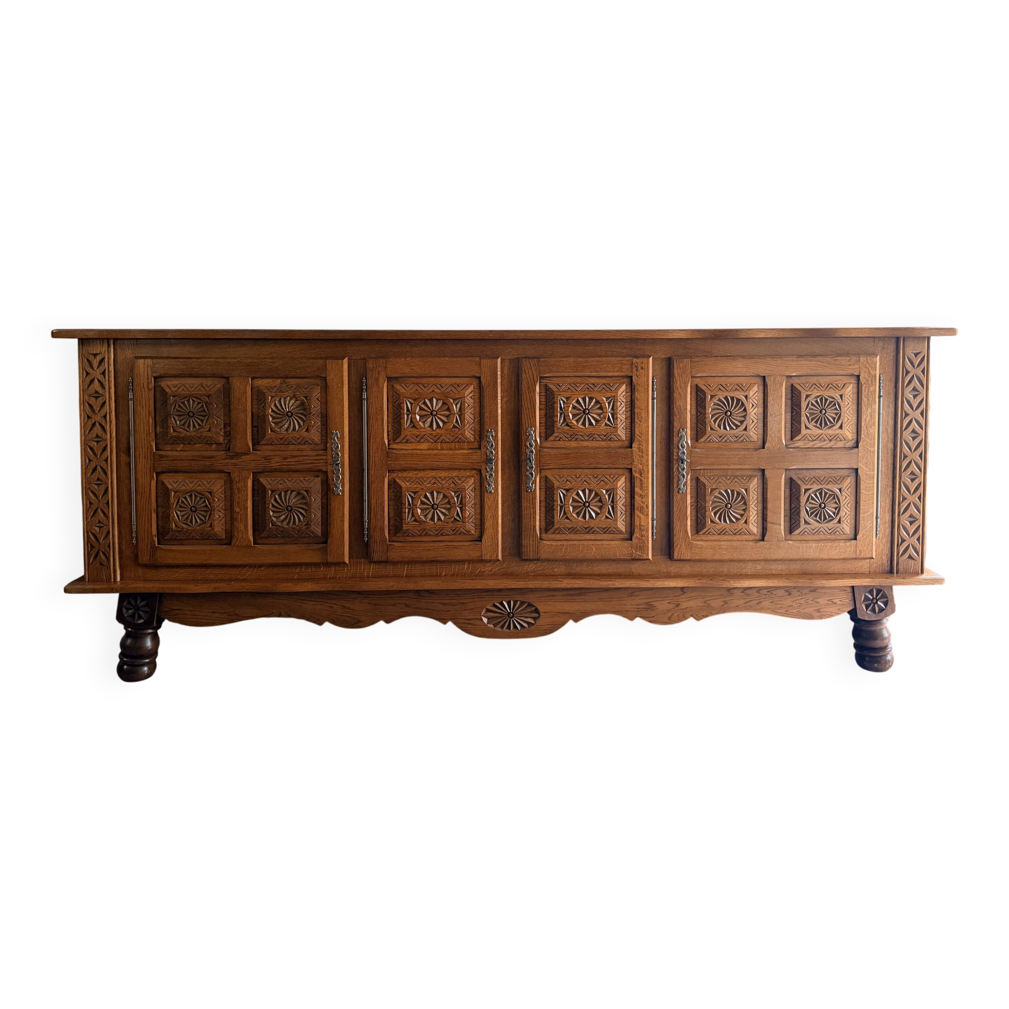 XXL buffet in carved oak