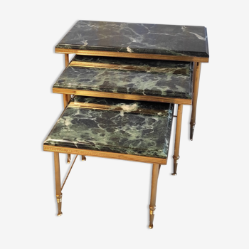 Pull-out tables in gilded metal and green marble – 60s/70s