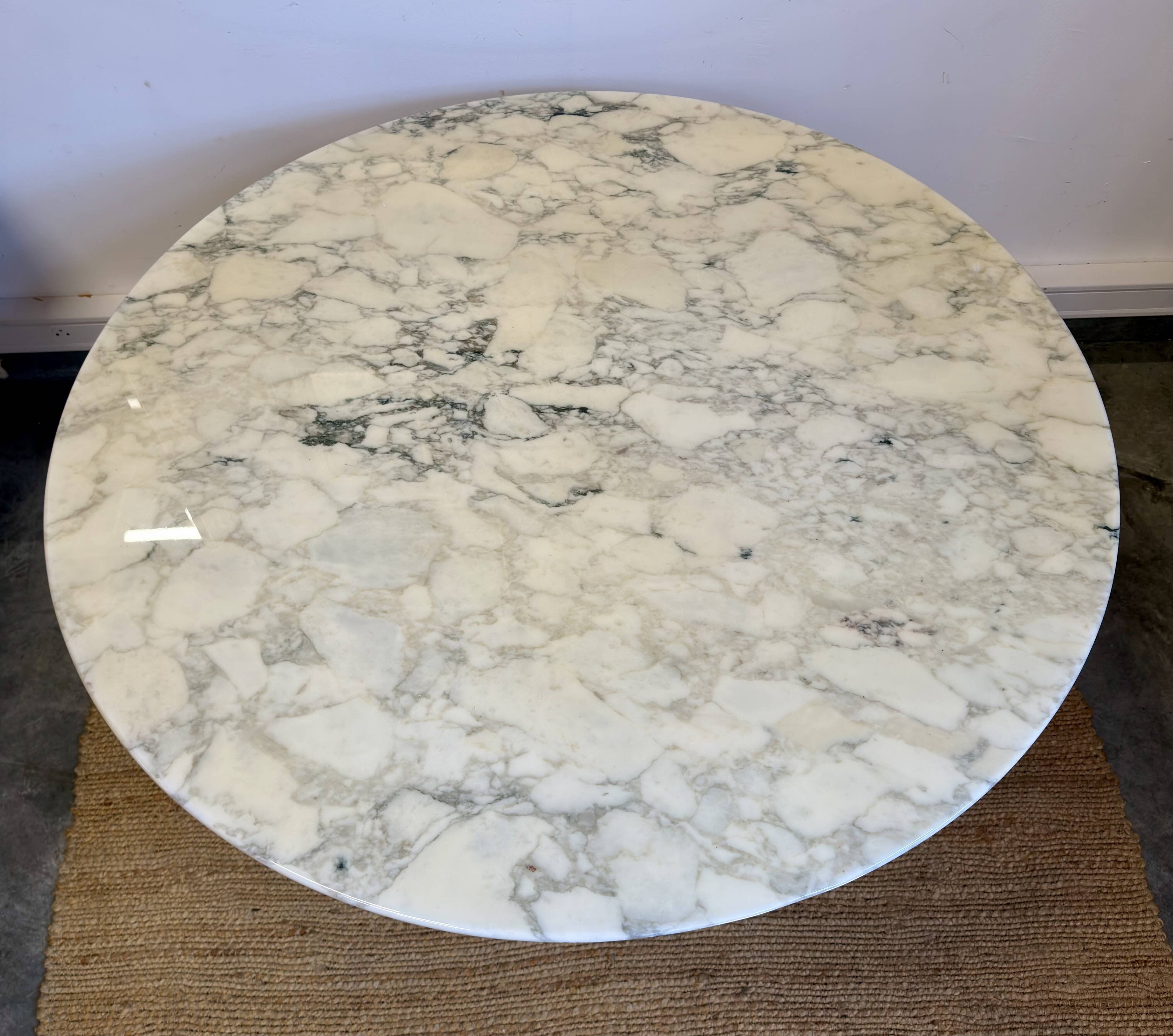 Tulip Knoll International Table by Eero Saarinen – Round marble top