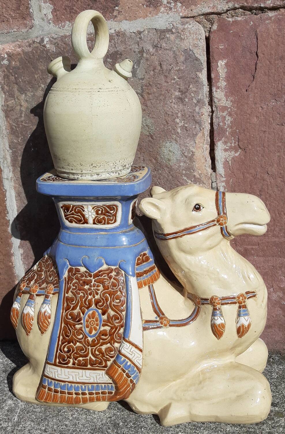 Camel side table in ceramic