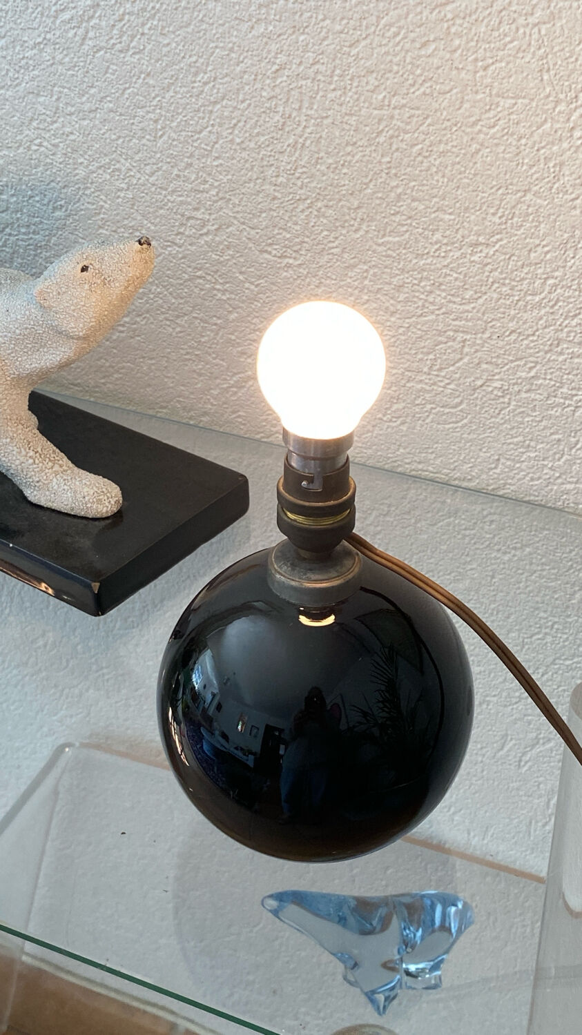 Lampe sphérique, verre opalin noir, Art Déco