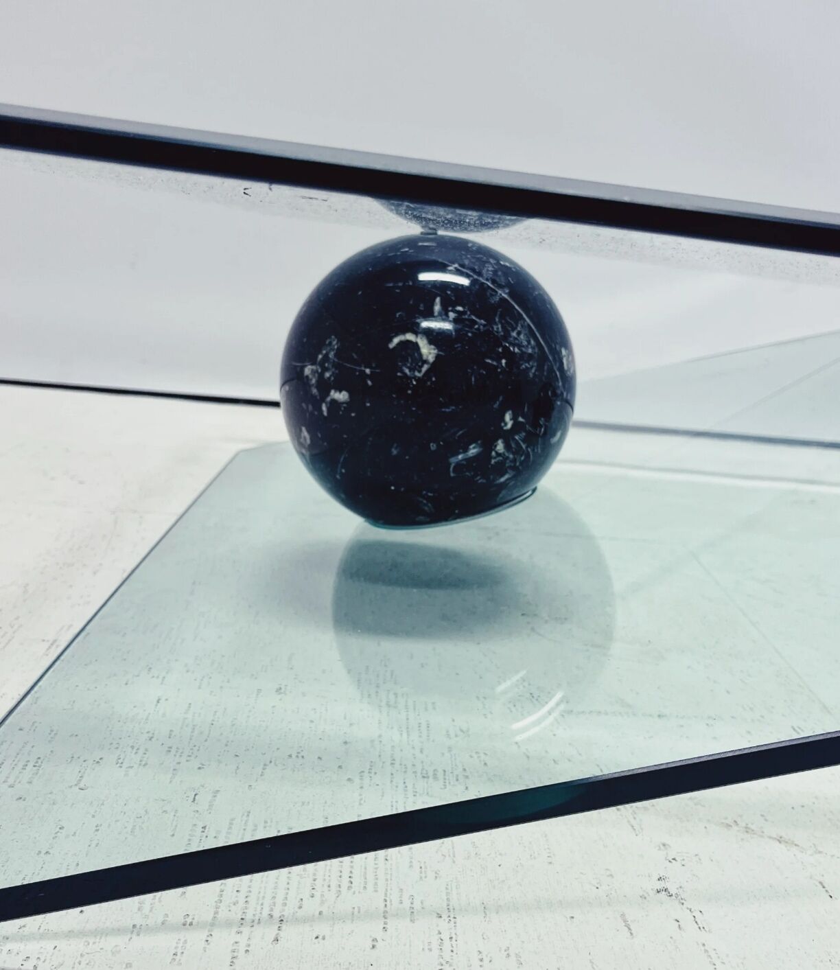 Table basse design sculptural - Marbre noir et verre style années 80