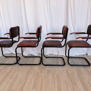 Lot de 4 chaises de salle à manger vintage en cuir matelassé : base en métal noir