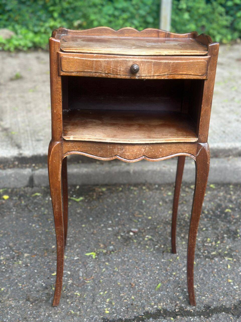 2 Louis XV bedside tables made of curved solid wood with drawers, 1920.