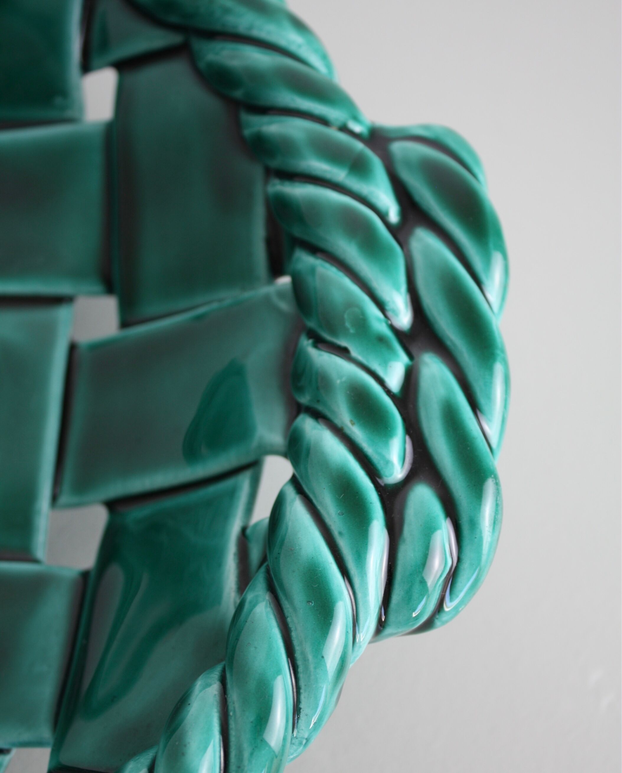 Green braided earthenware cut