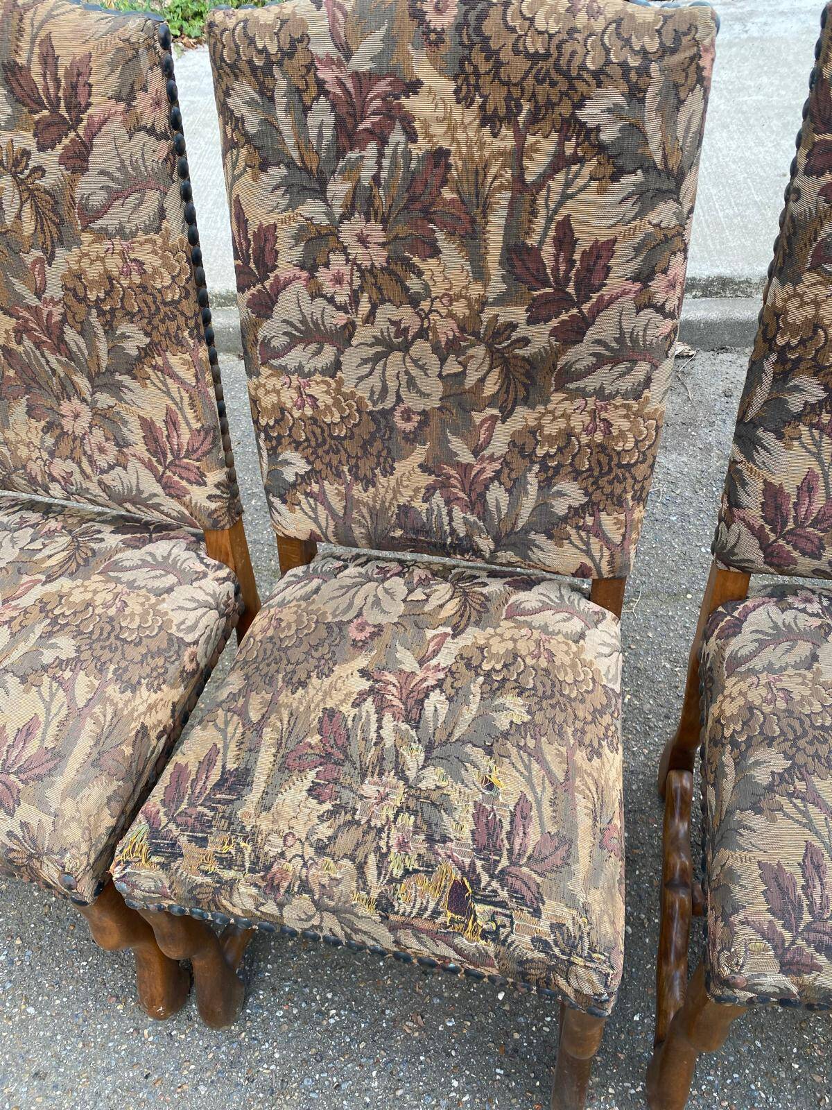 6 Louis XIV chairs made of solid wood with sheep bone and 19th-century floral fabric.